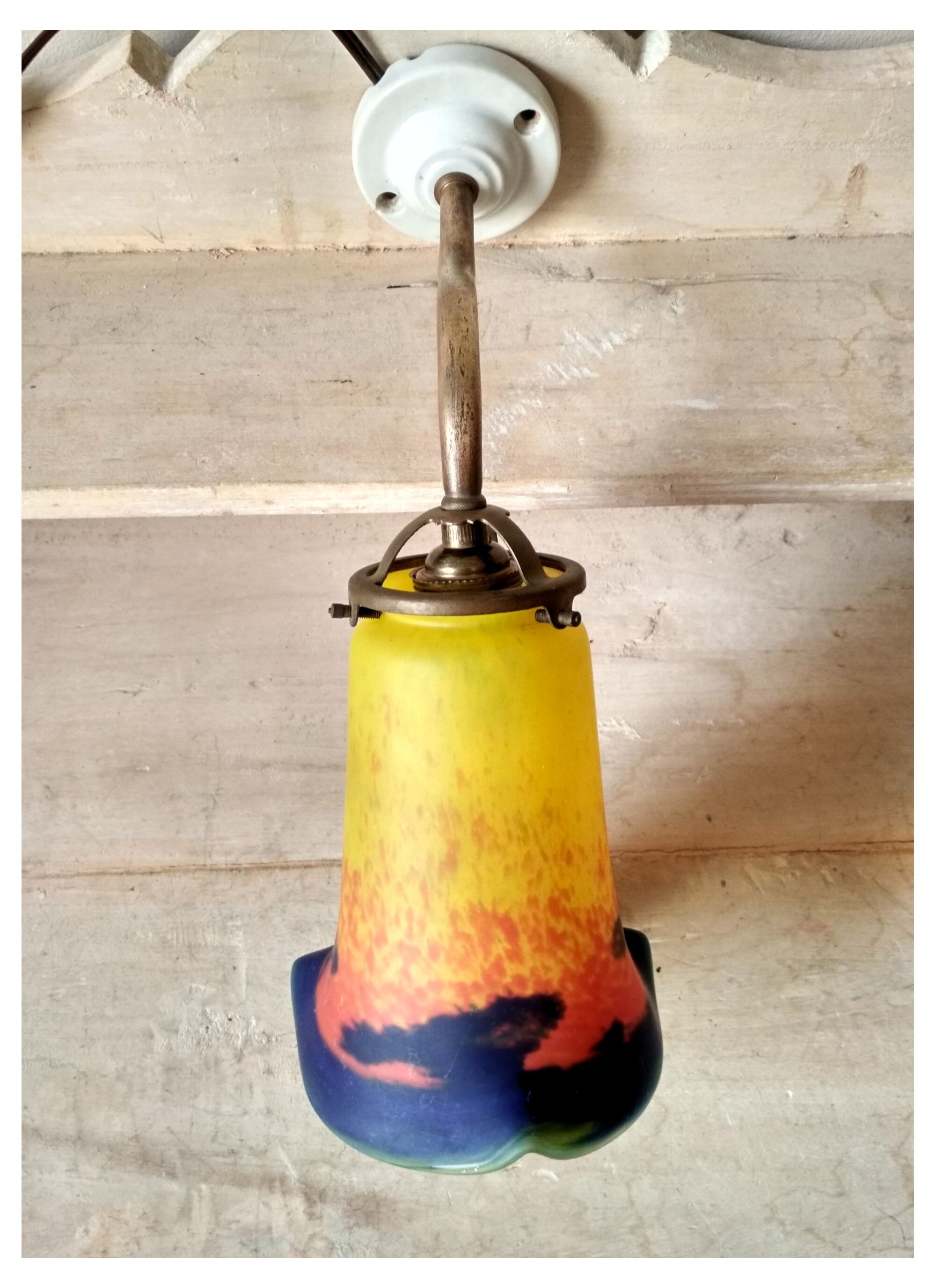 Wall light wall wall brass swan collar, porcelain rosette and tulip in colored glass paste