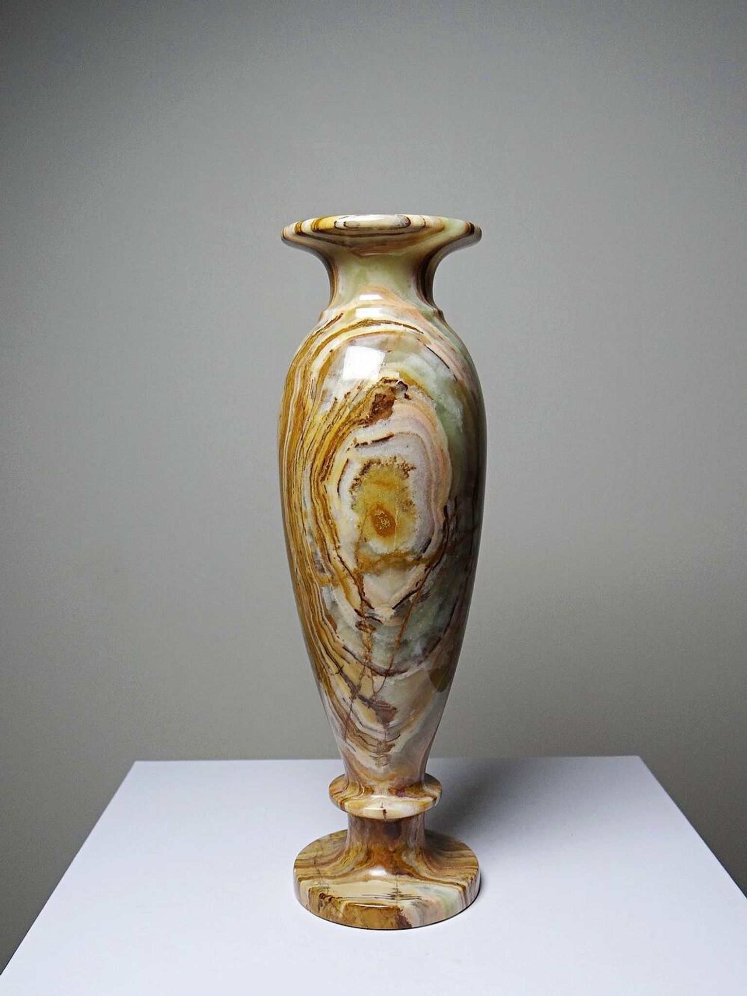 A pair of vintage baluster vases in green striped onyx from Italy, mid-century.