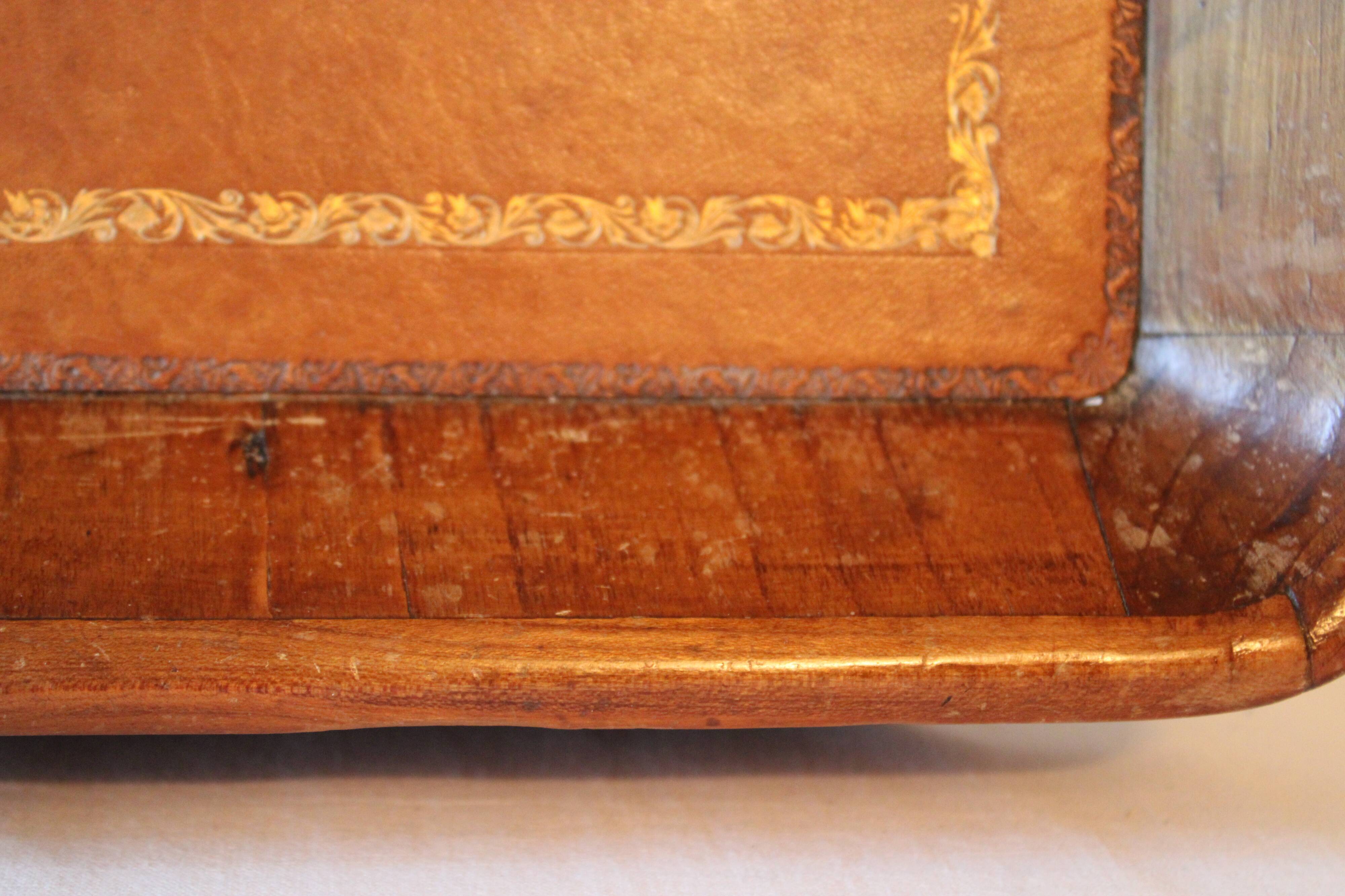 Pedestal table in wood and havana coloured leather tray
