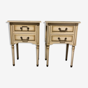 Paire de chevets en bois patine beige style Louis XVI