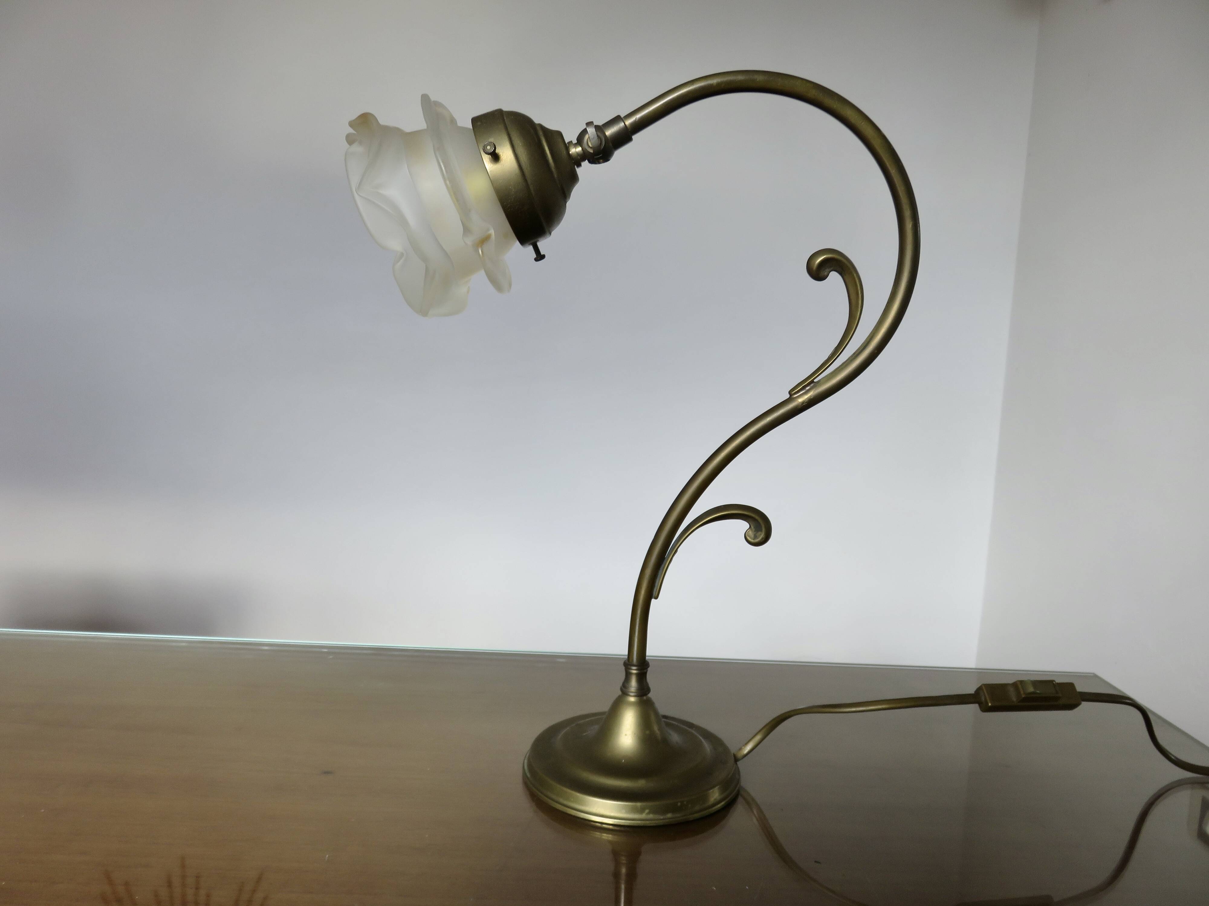 Art Nouveau lamp in brass and frosted glass