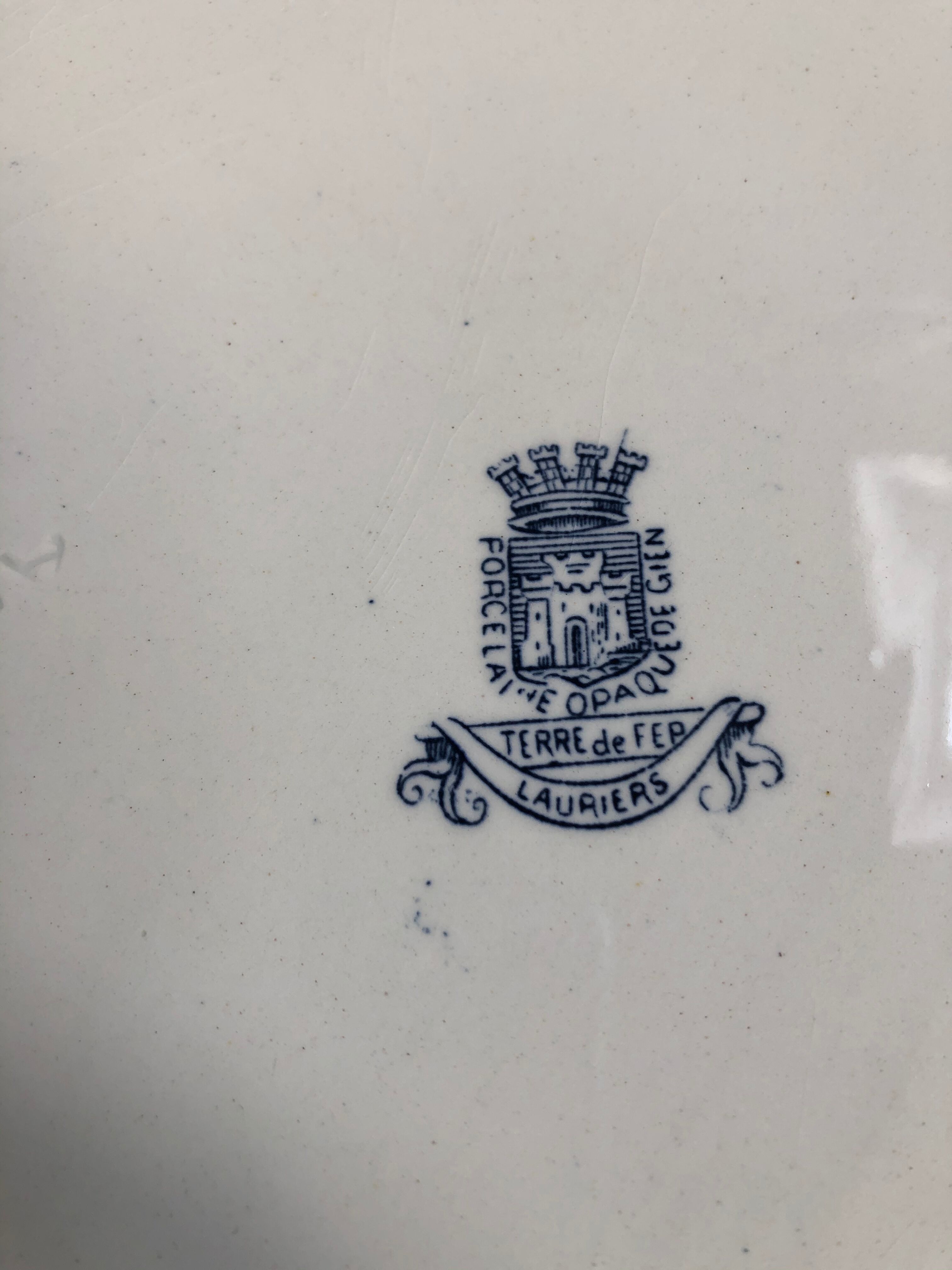 Plat ancien terre de fer modèle Lauriers