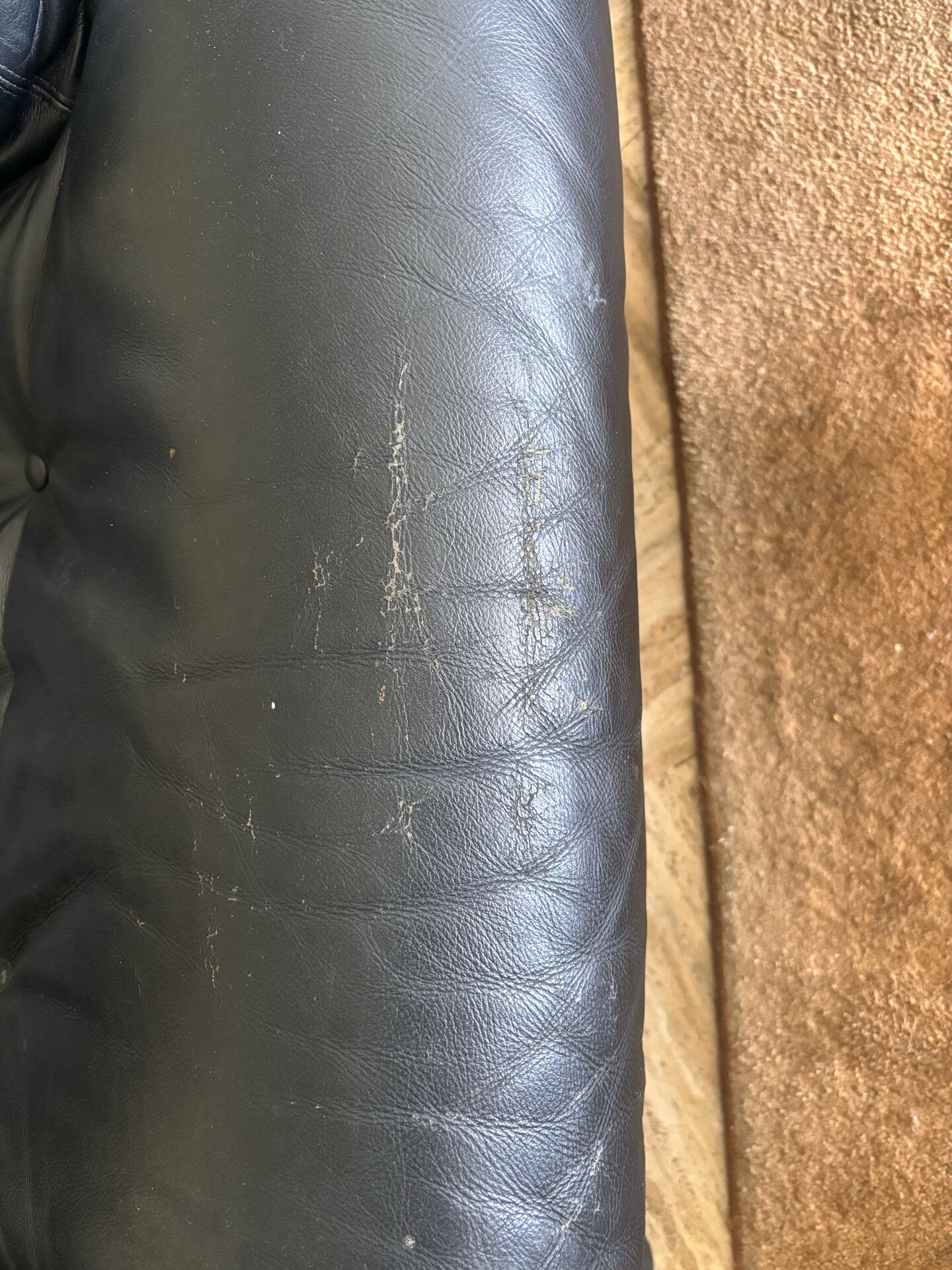 Black leather armchair – Tobia Scarpa for B&B Italia