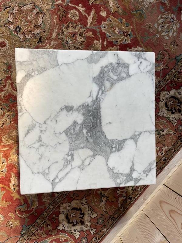 Table basse scandinave avec marbre