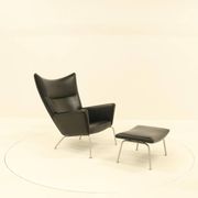 Fauteuil et repose-pieds assorti – CH445 et CH446 – par Hans Wegner