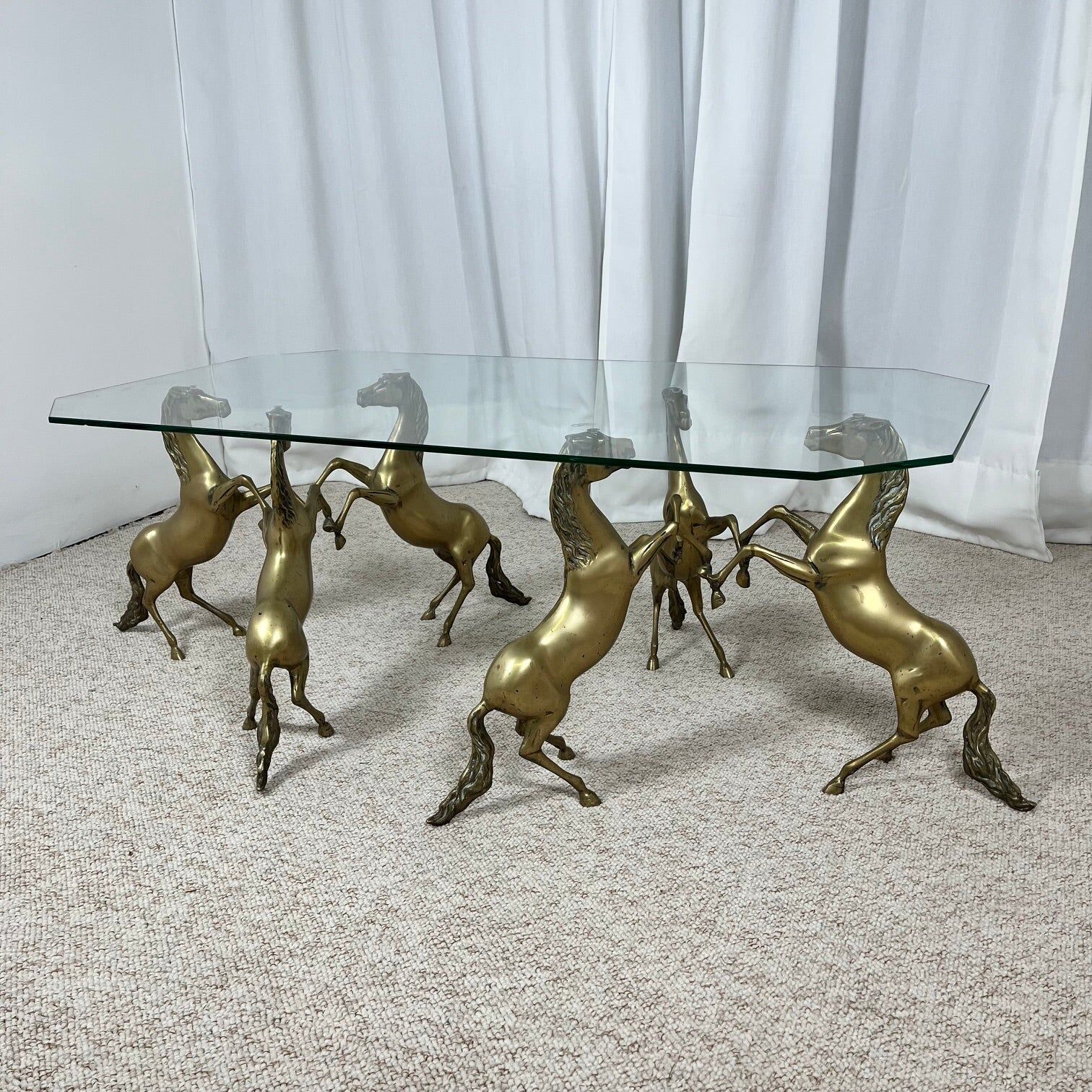 Hollywood Regency style coffee table, 6 patinated brass horses and glass top, 1970.