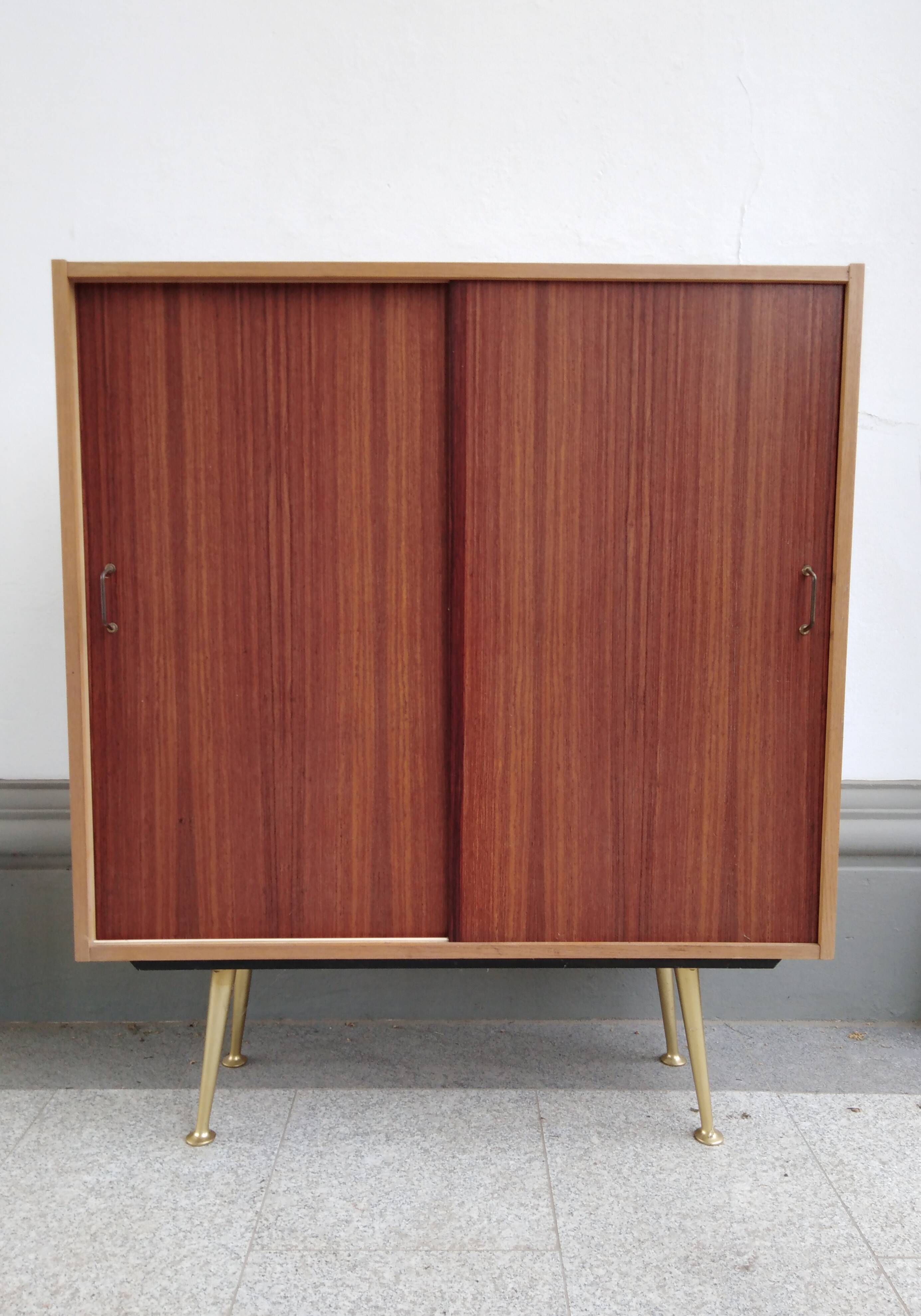 armoire décorative du milieu du siècle avec pieds en laiton