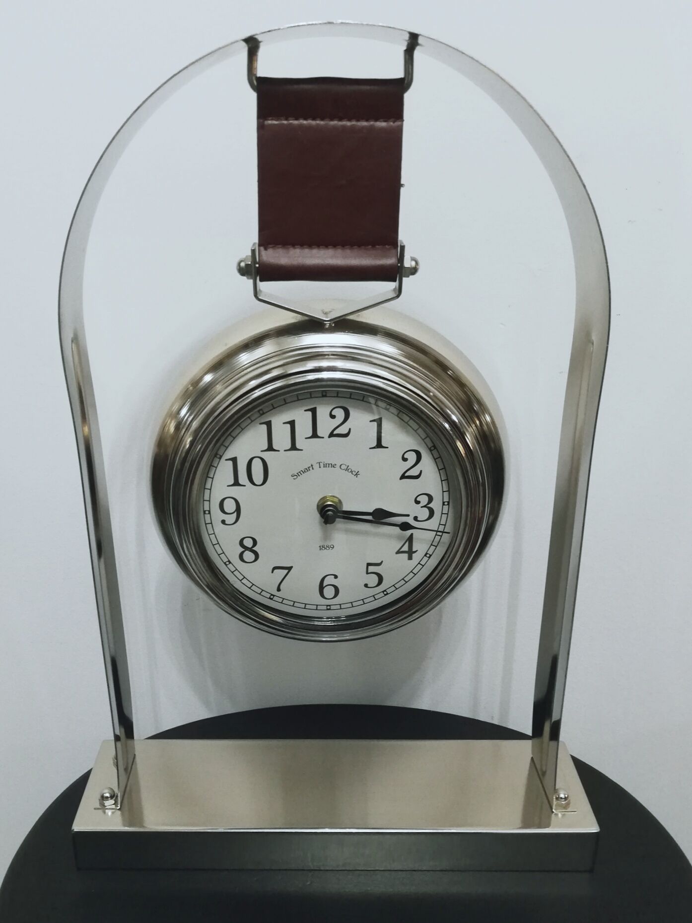 Hanging clock to pose 80s