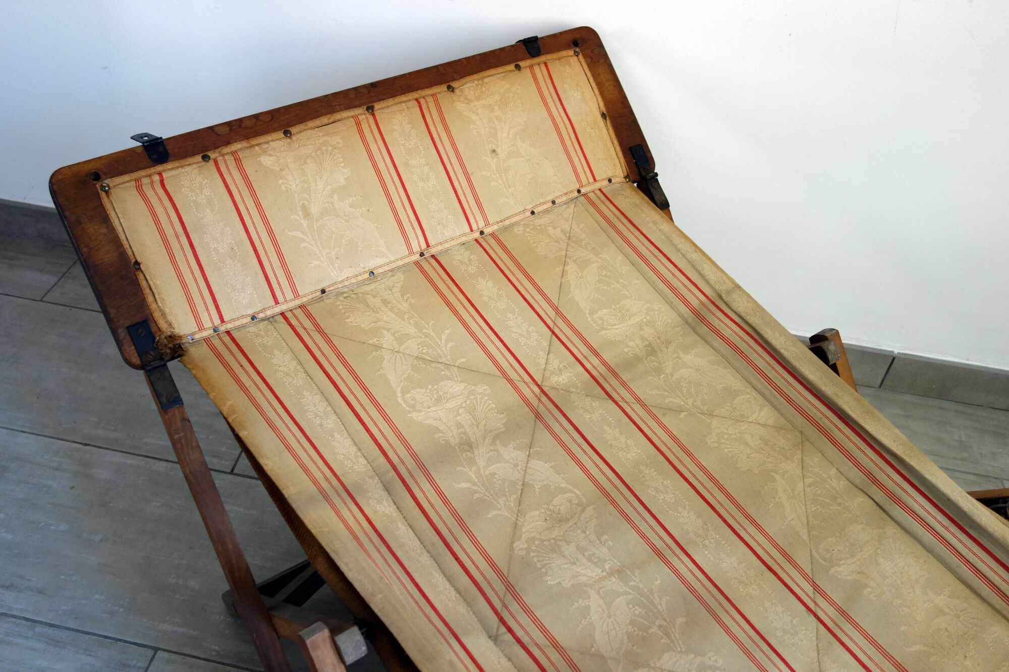Ancient bed folding Le Printemps