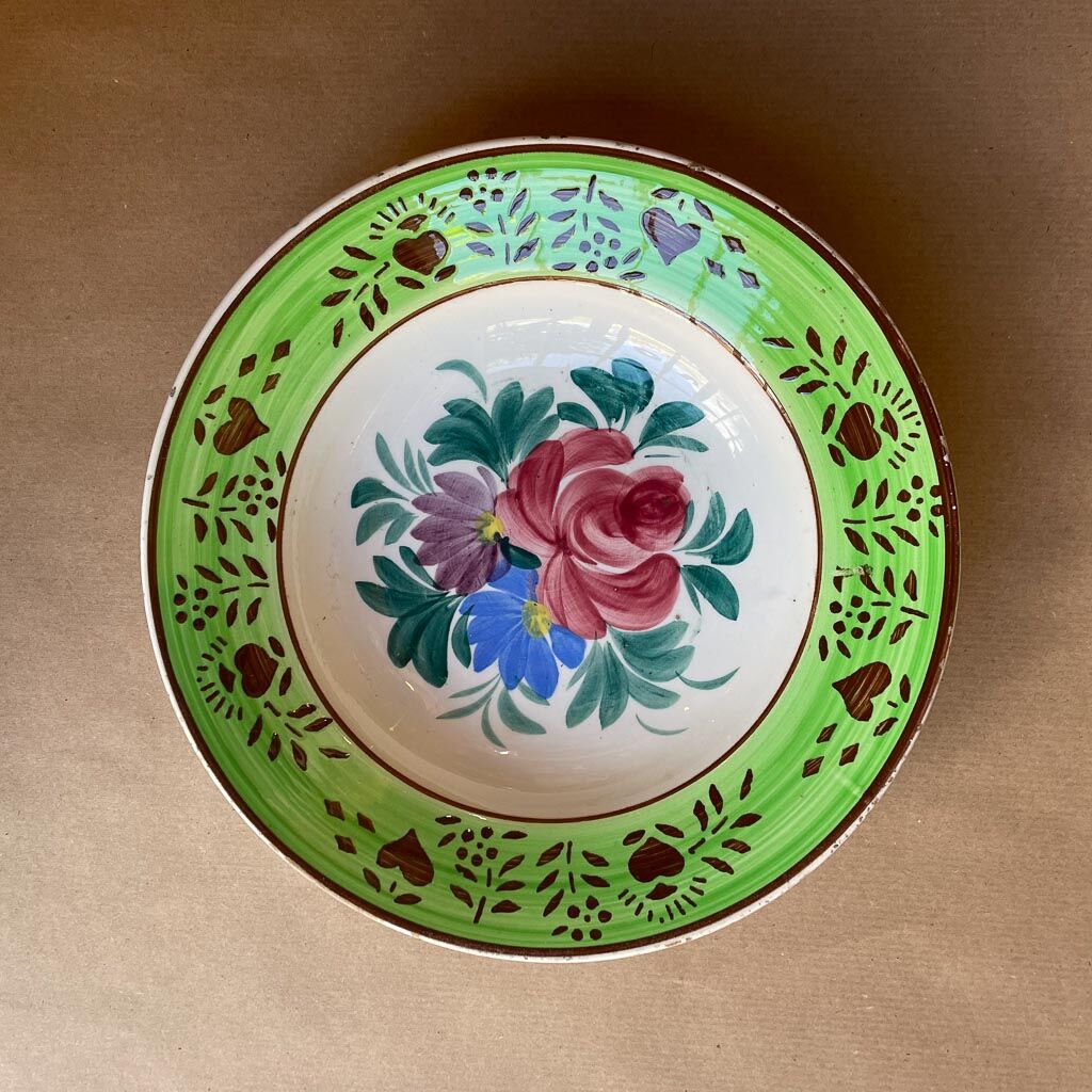 Floral decorative plate of the pays de l'est verte