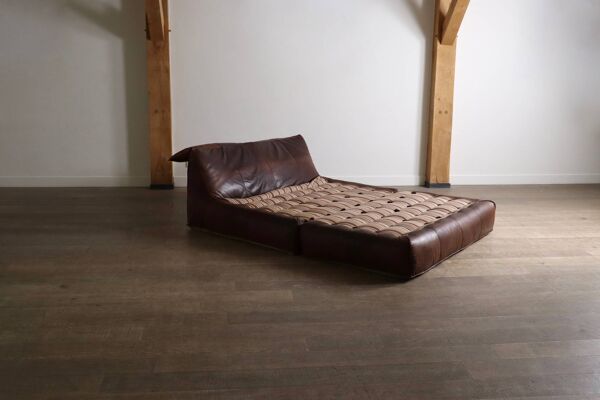 Le lit Bambole en cuir buffle par Mario Bellini pour B&B Italia, années 1970.