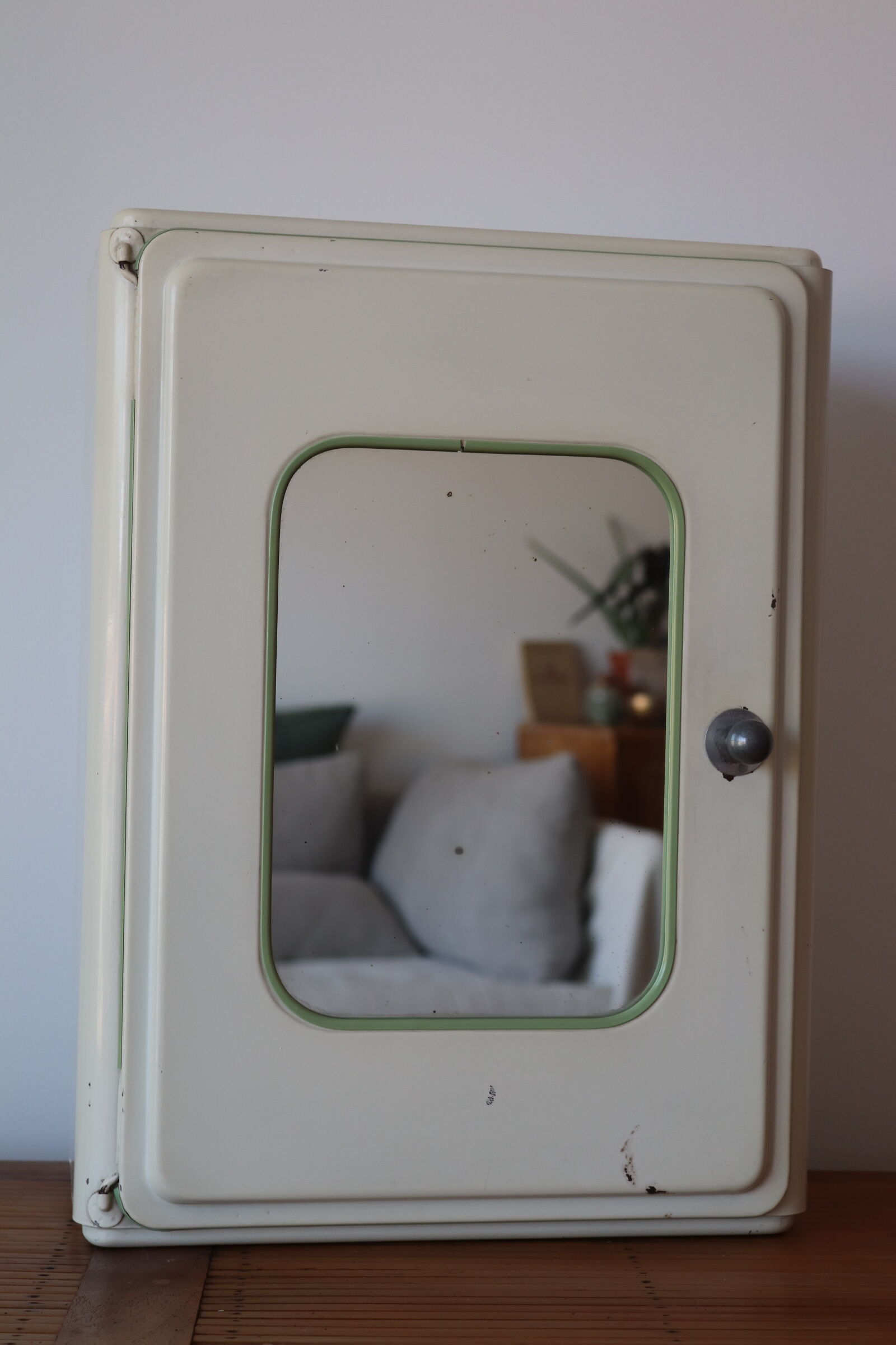 Wall-mounted medicine cabinet year 40