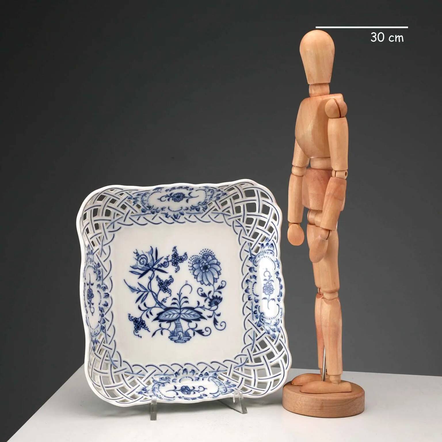 Ancient porcelain plateau from Meissen, Germany, 20th century.