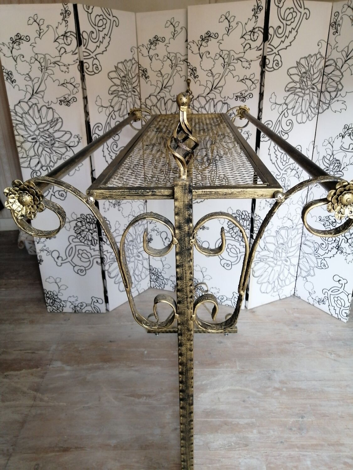 Clothes hanger in metal