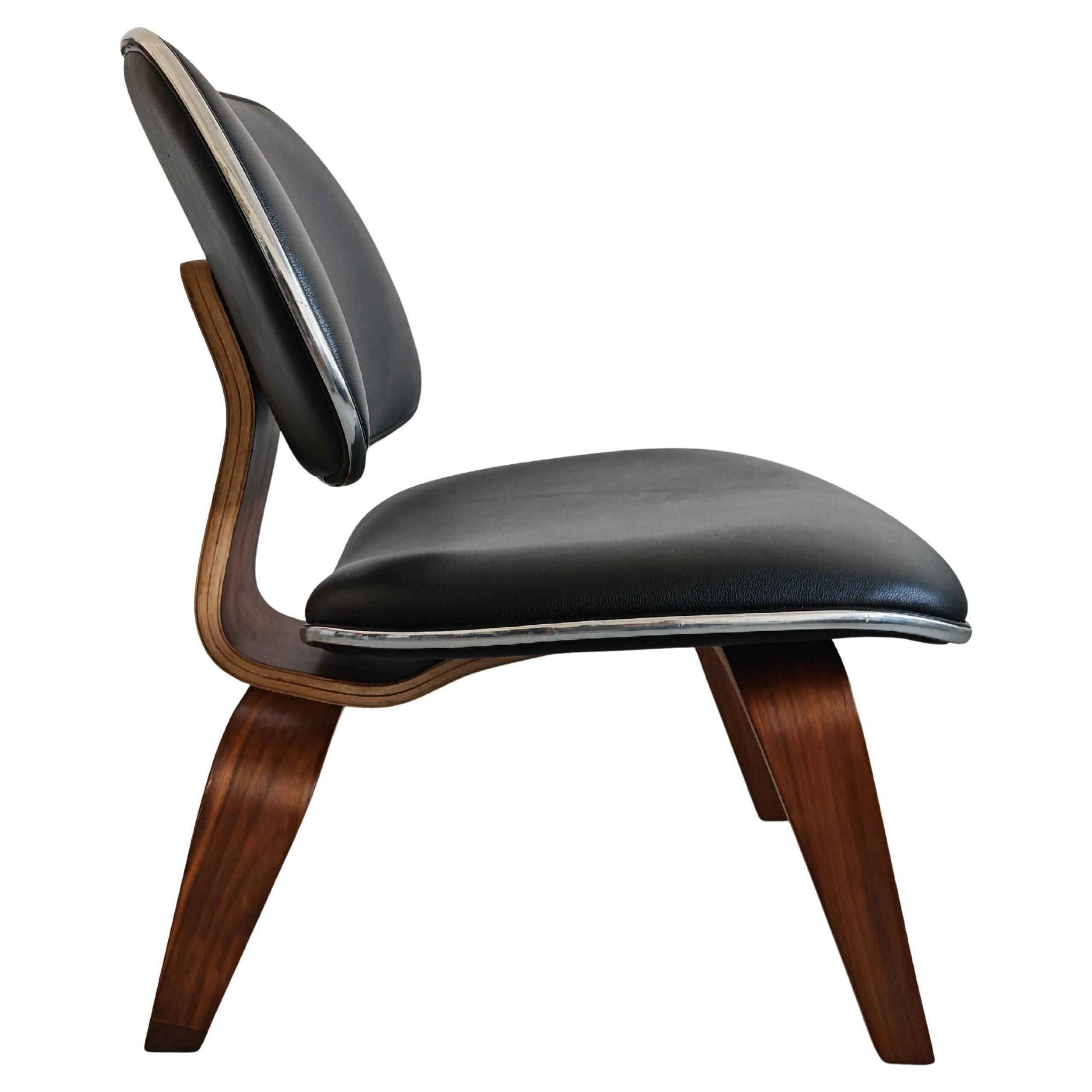Mid Century Modern lounge chair LCW by Charles and Ray Eames