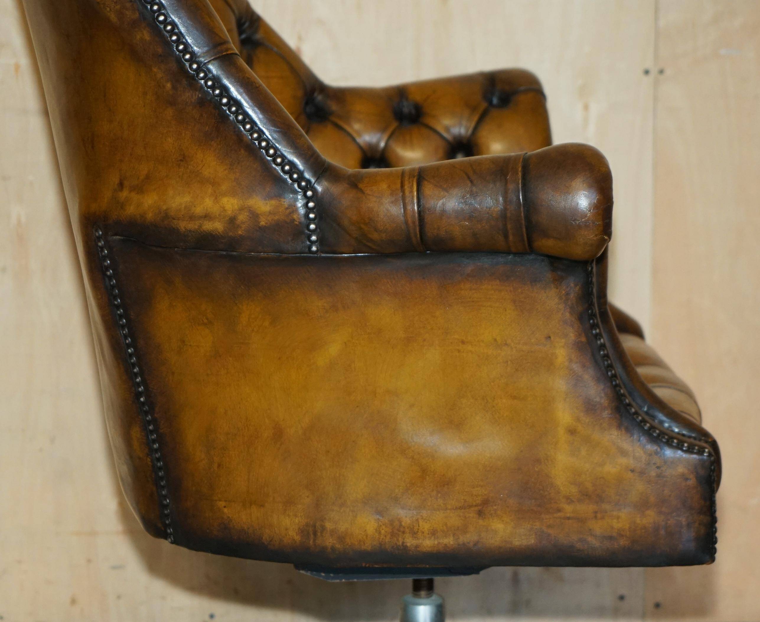 Fauteuil Chesterfield directeur ou capitaine Art Déco en cuir restauré