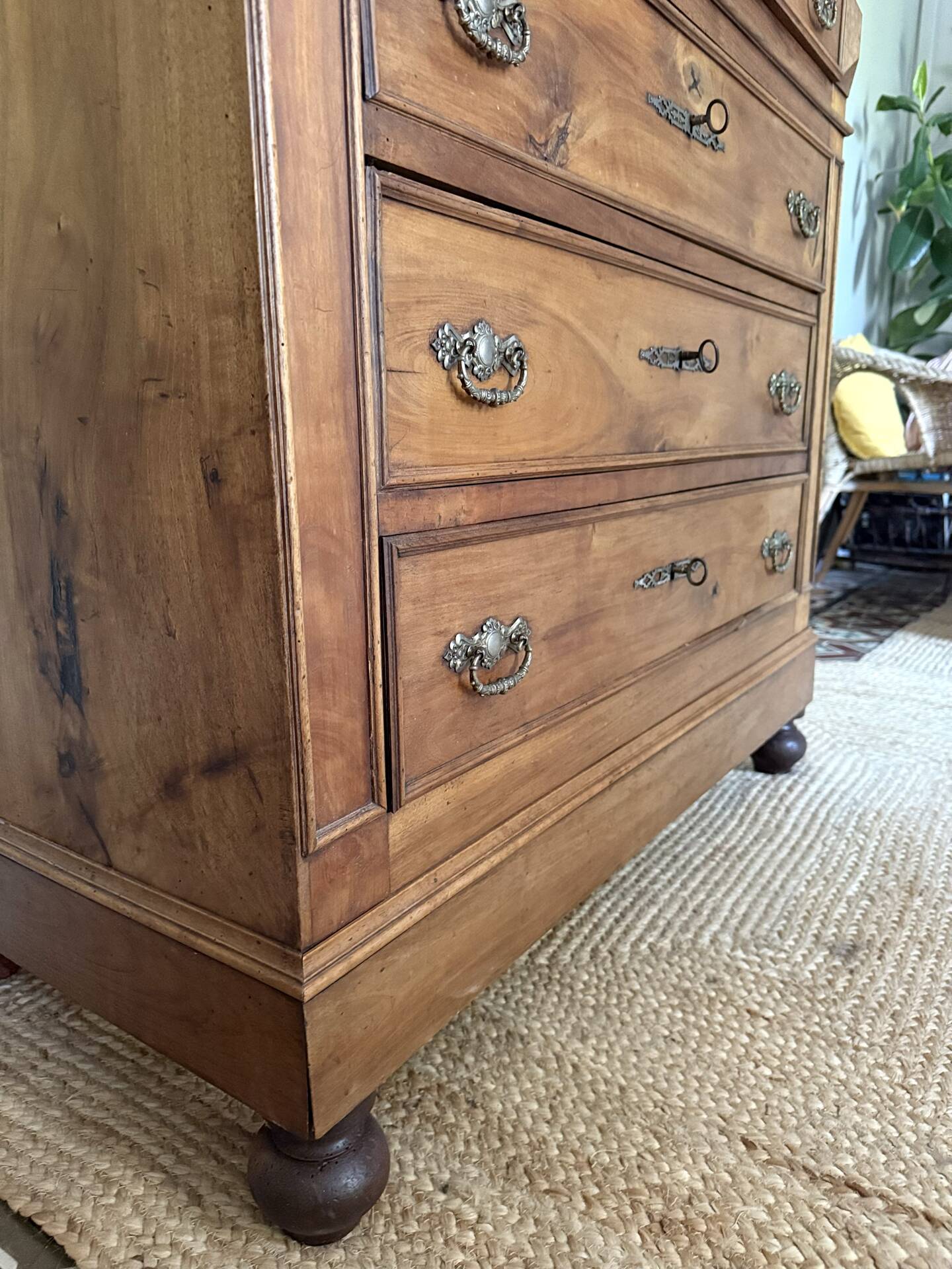 Antique Louis-Philippe commode in solid wood and white marble.
