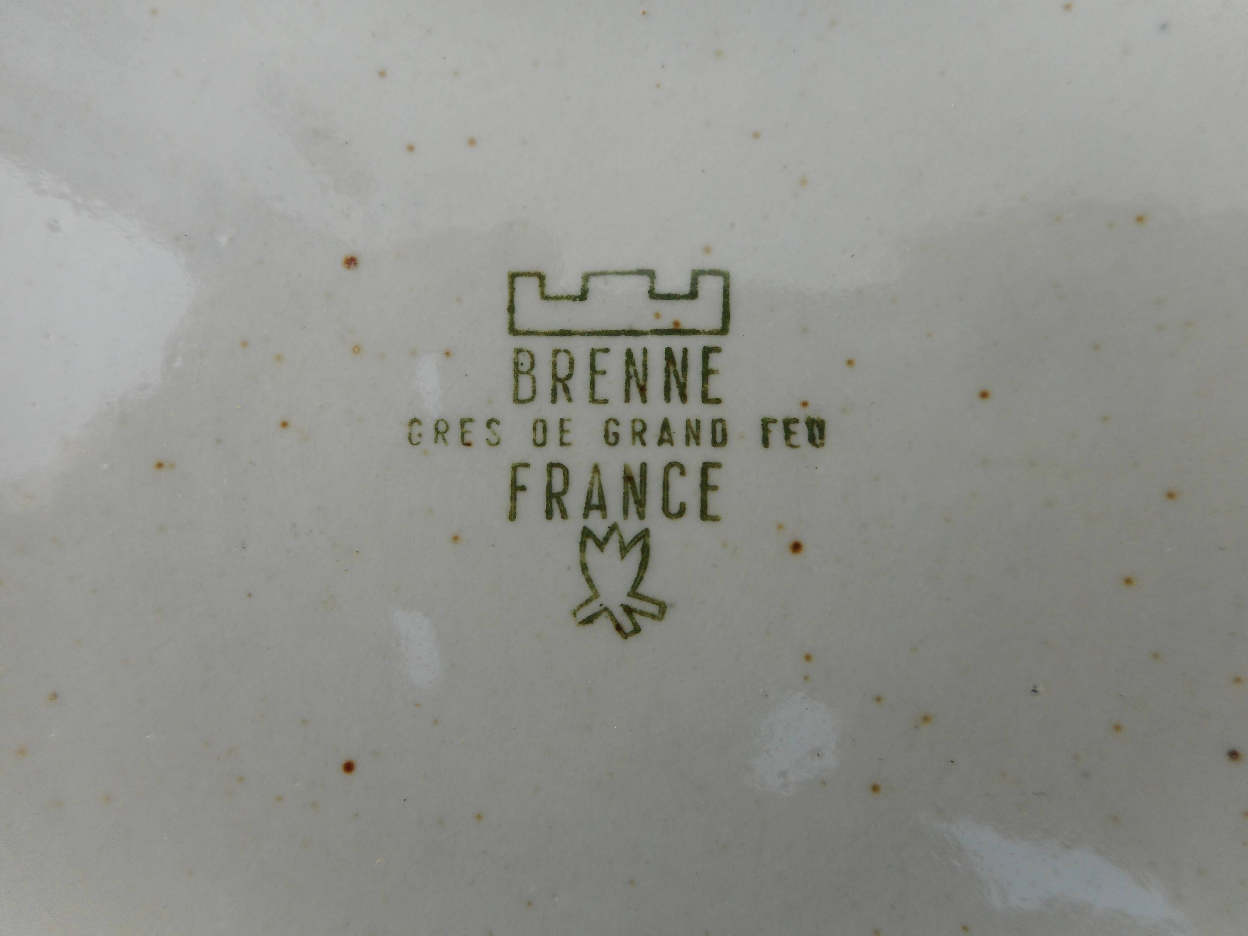 Two stackable salad bowls with a sleet lid