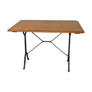 table de bistrot avec
