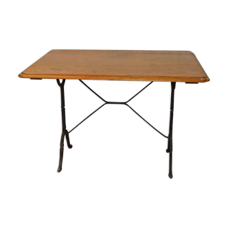 Table de bistrot avec un piètement en fonte