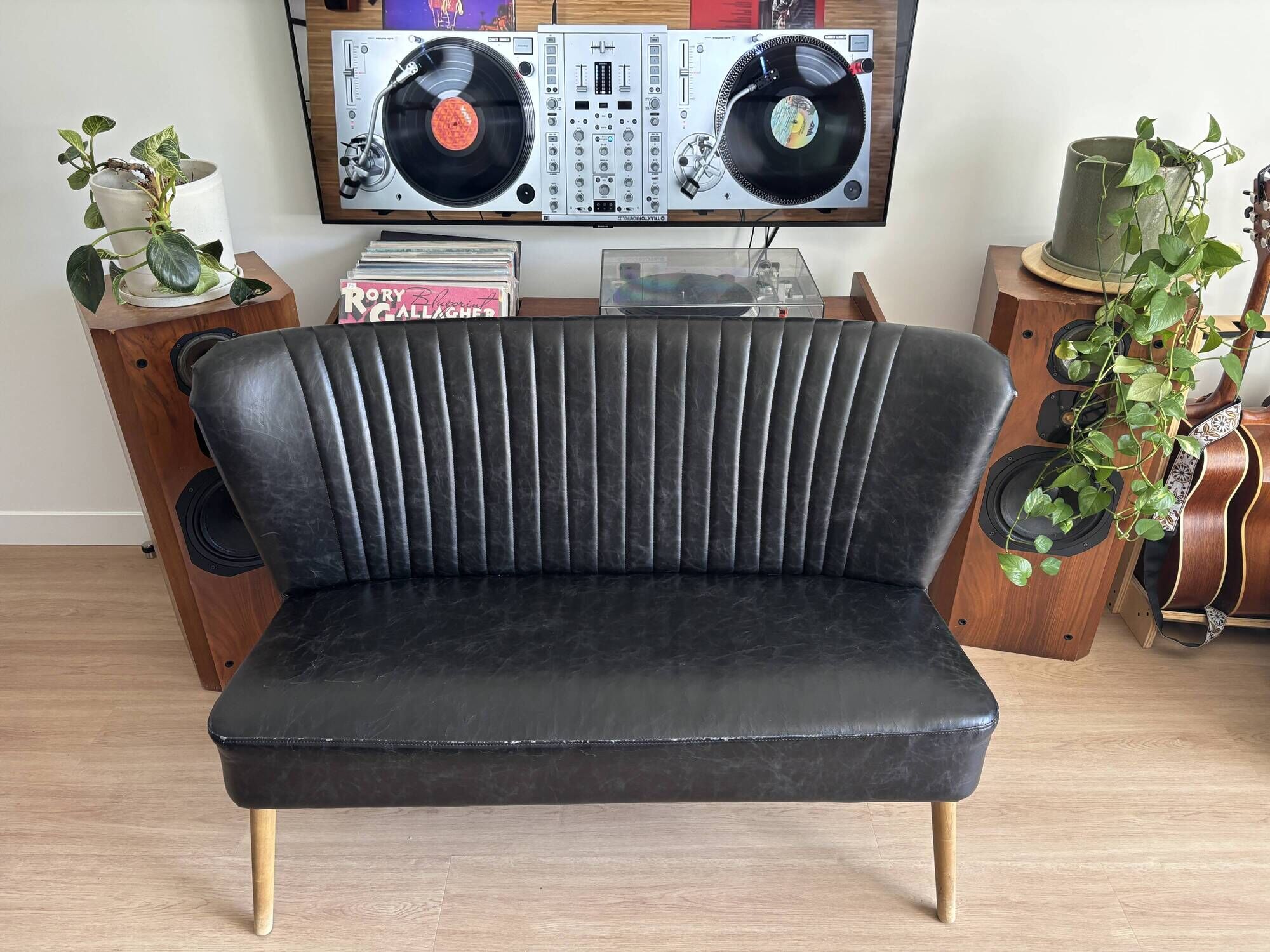 banquette de salon en cuir noir