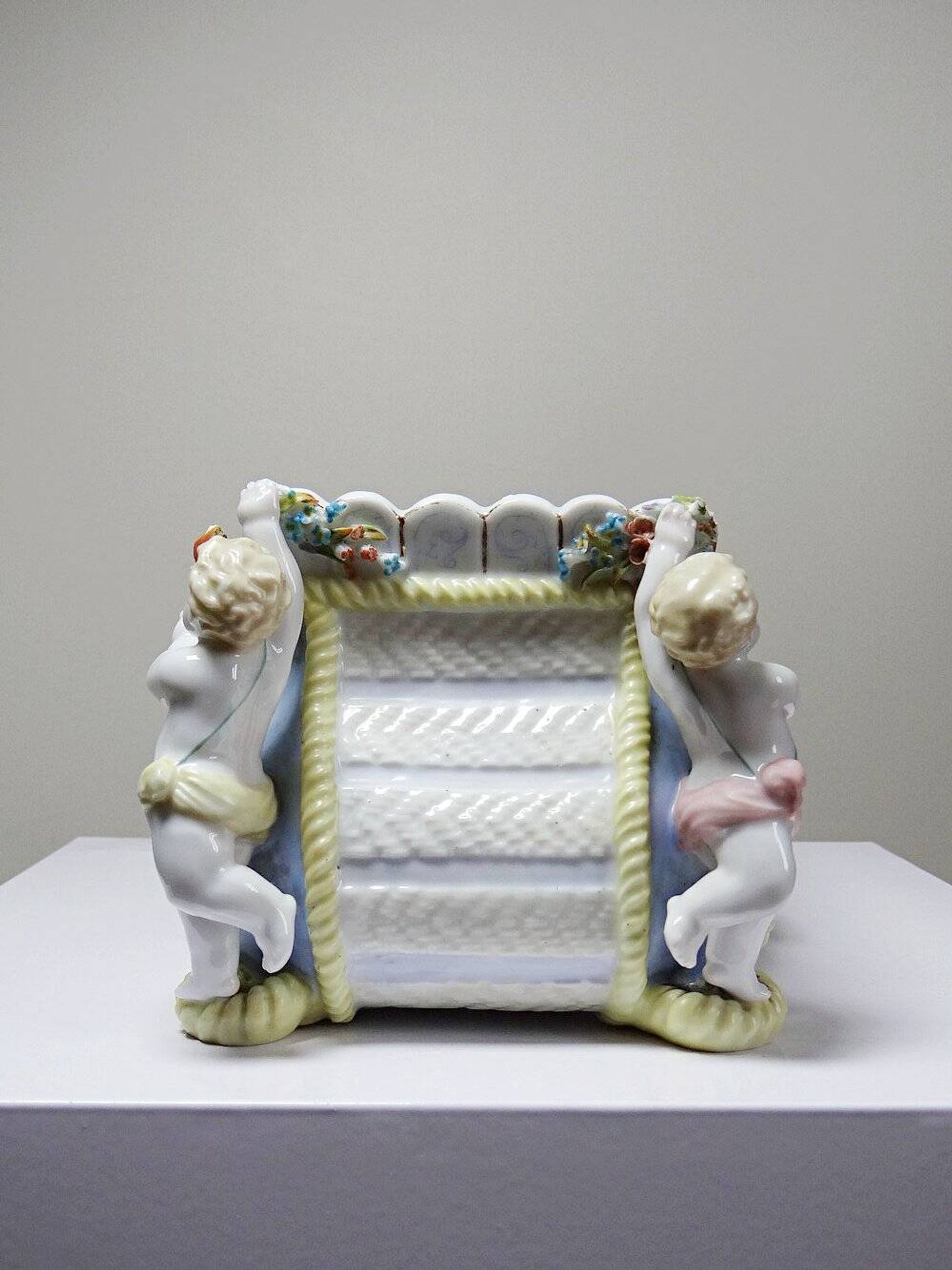 Small porcelain planter in antique German Putti style Meissen from the 19th century.
