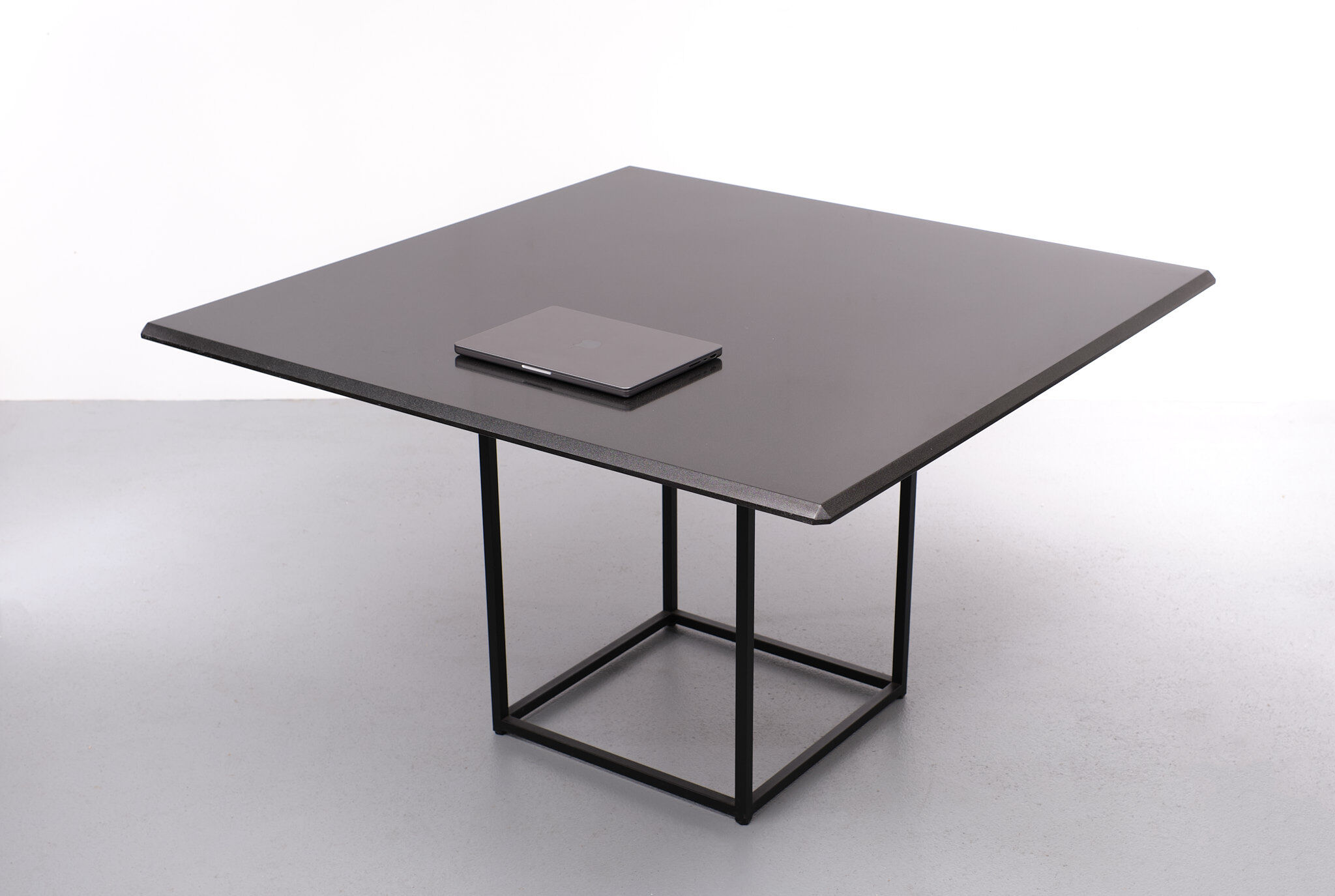 Dining table design Pierre Mazairac & Karel Boonzaaijer for Pastoe