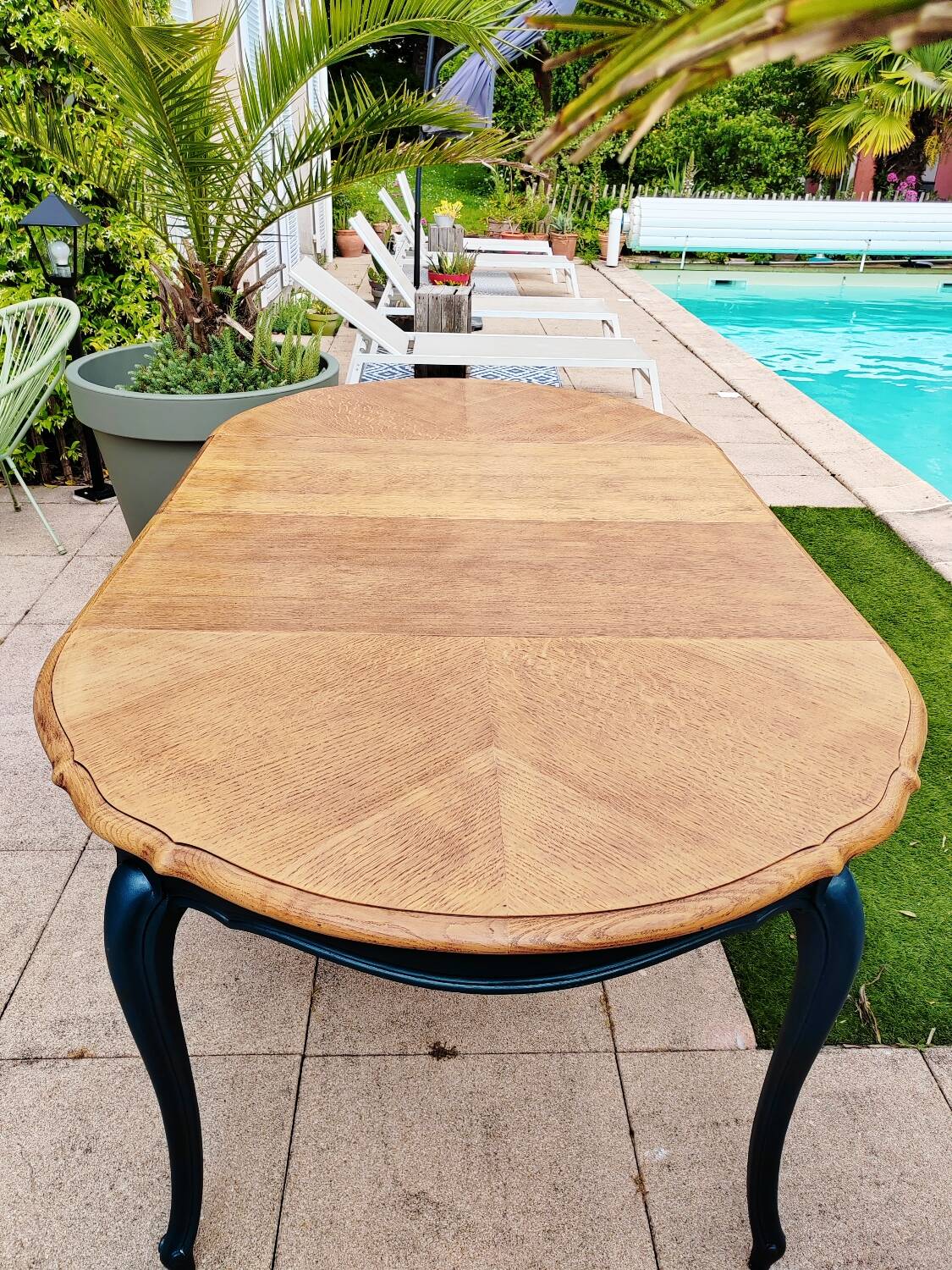 Round table with extensions