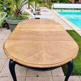 Round table with extensions