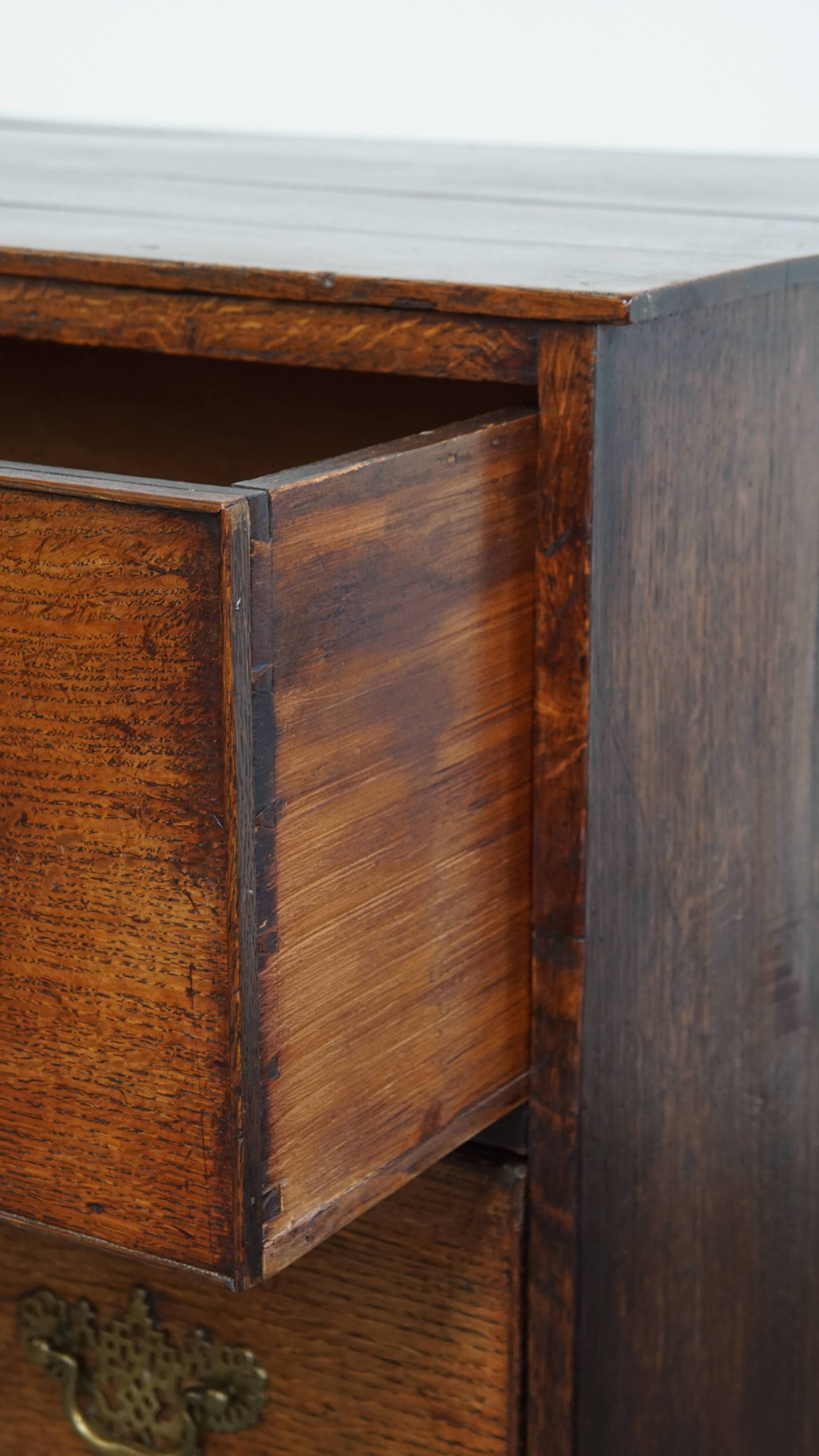 Commode anglaise ancienne du XVIIIe siècle à 3 tiroirs
