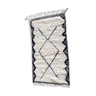 Berber carpet Béni Ouarain black and white with diamonds and braided border