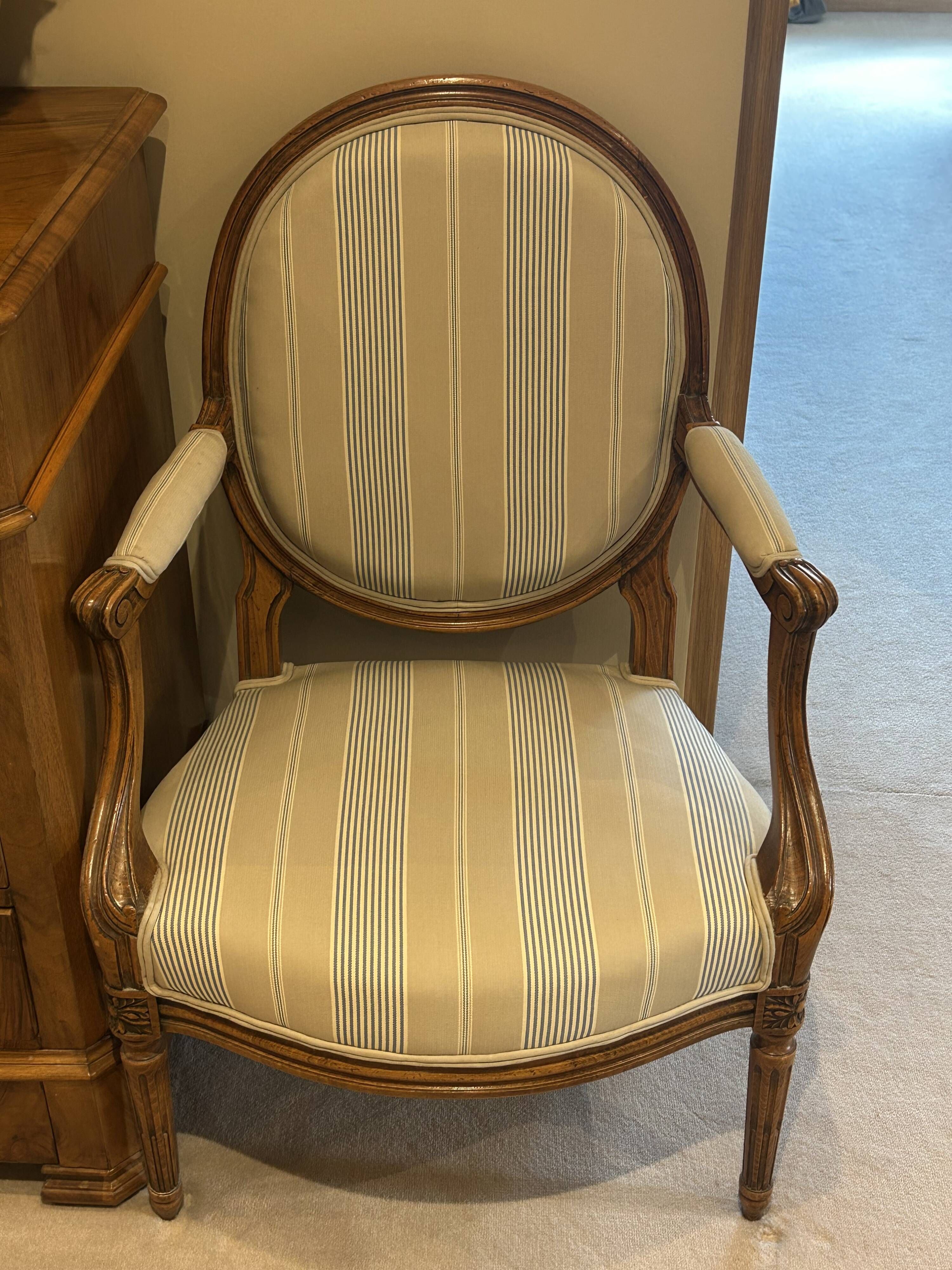 Pair of medallion armchairs in Louis XVI style - carved wood
