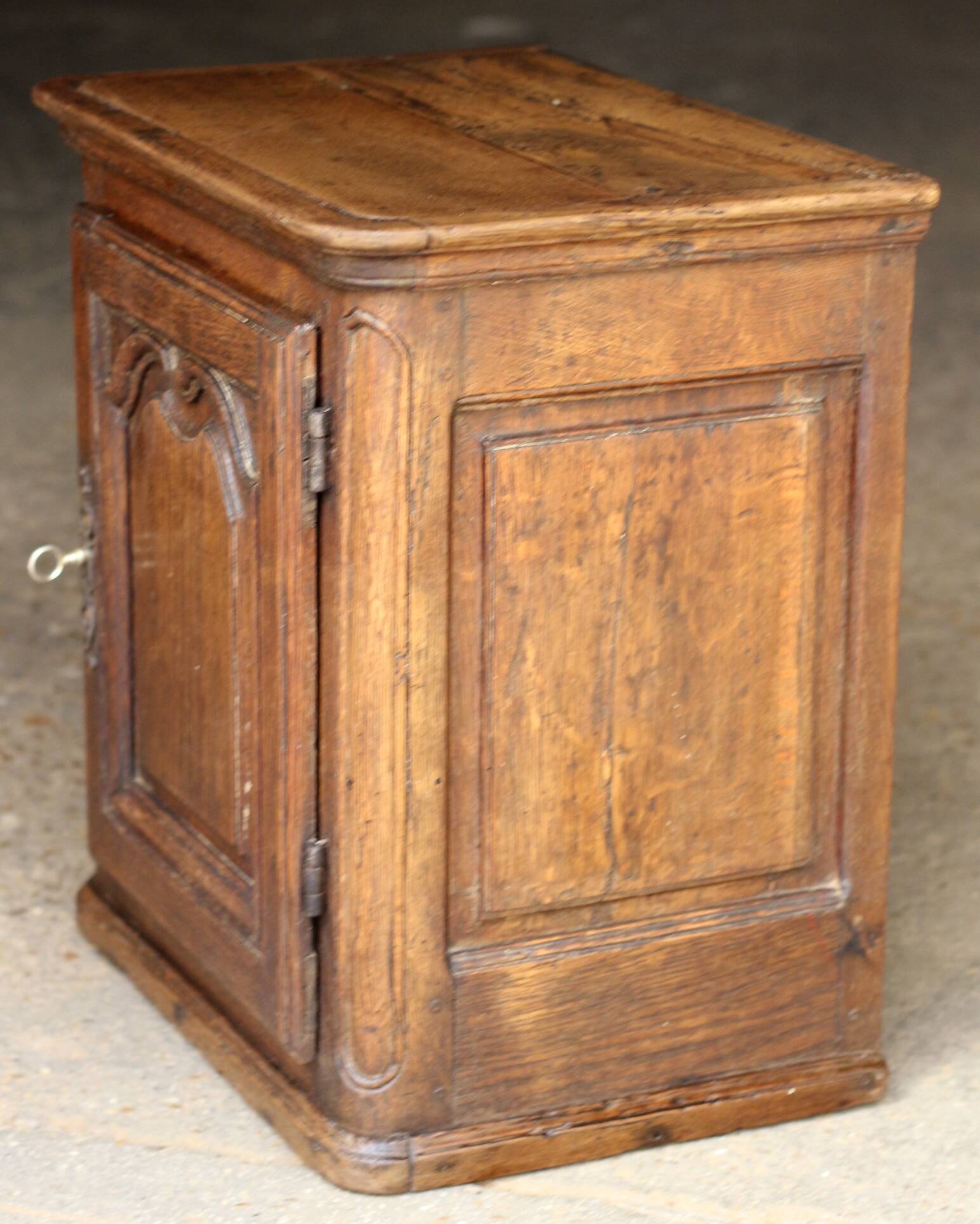 Rare: small piece of solid oak furniture (late 19th century). Bedside table, side table, wardrobe.