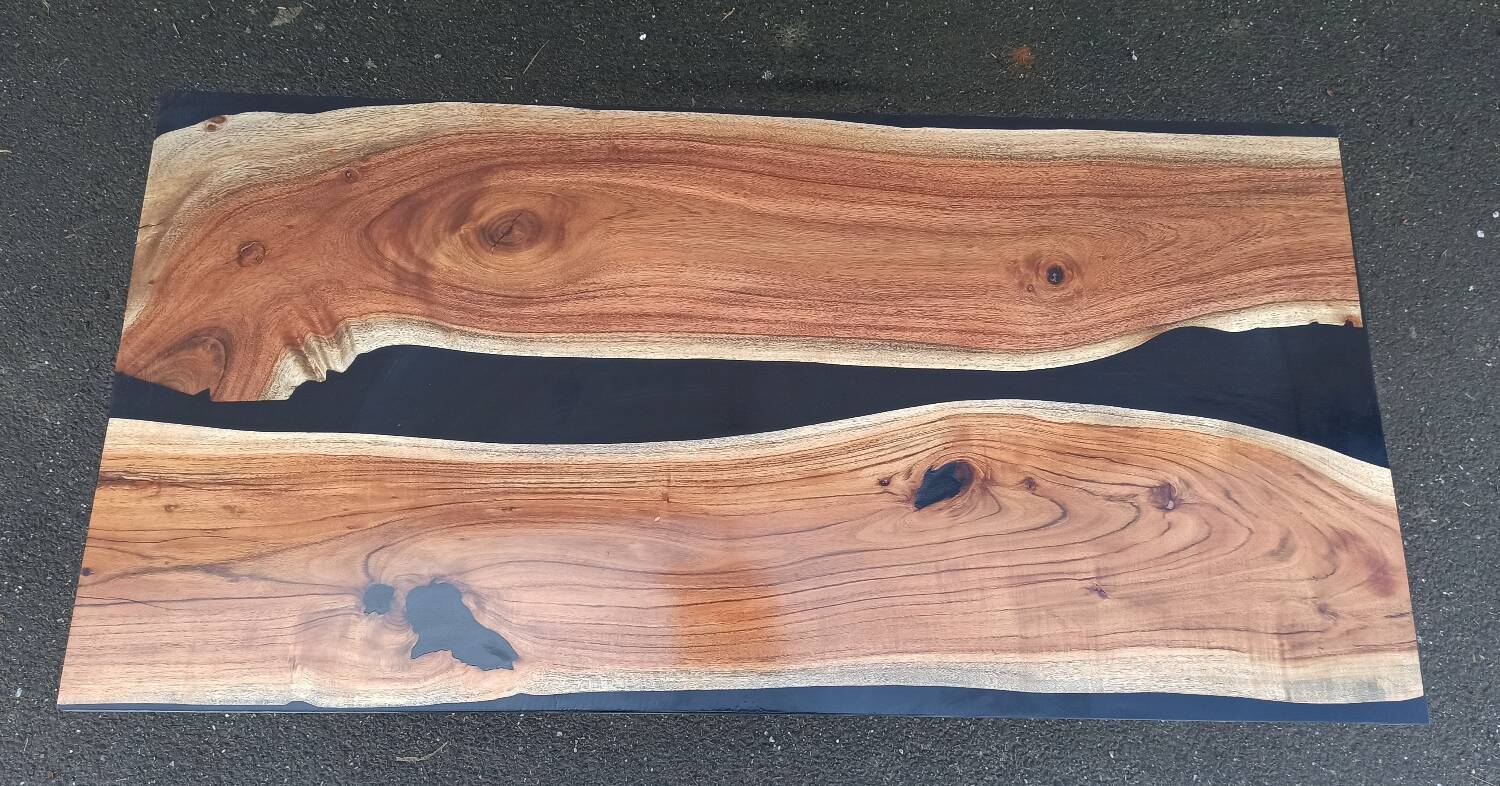 Coffee table in wood and black resin