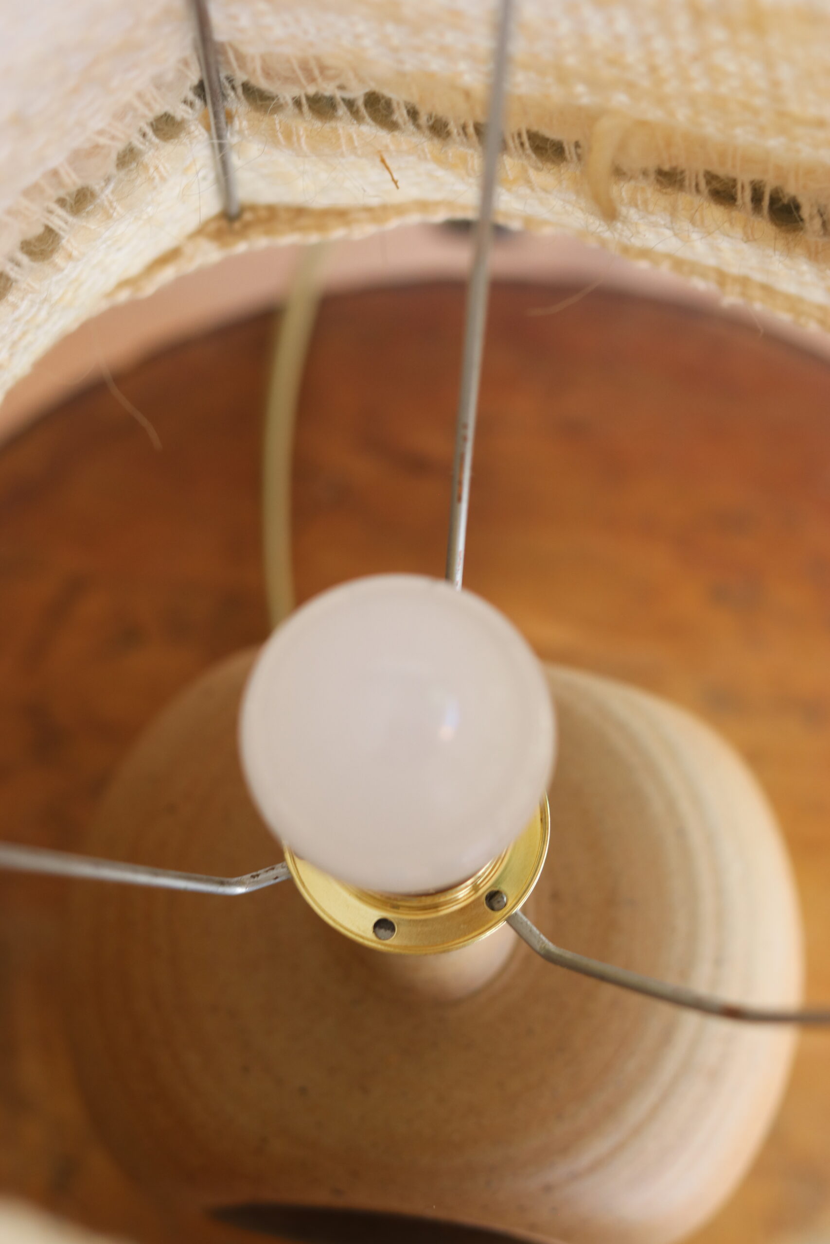 Small 1960s lamp in stoneware with a dark brown enamelled medallion.