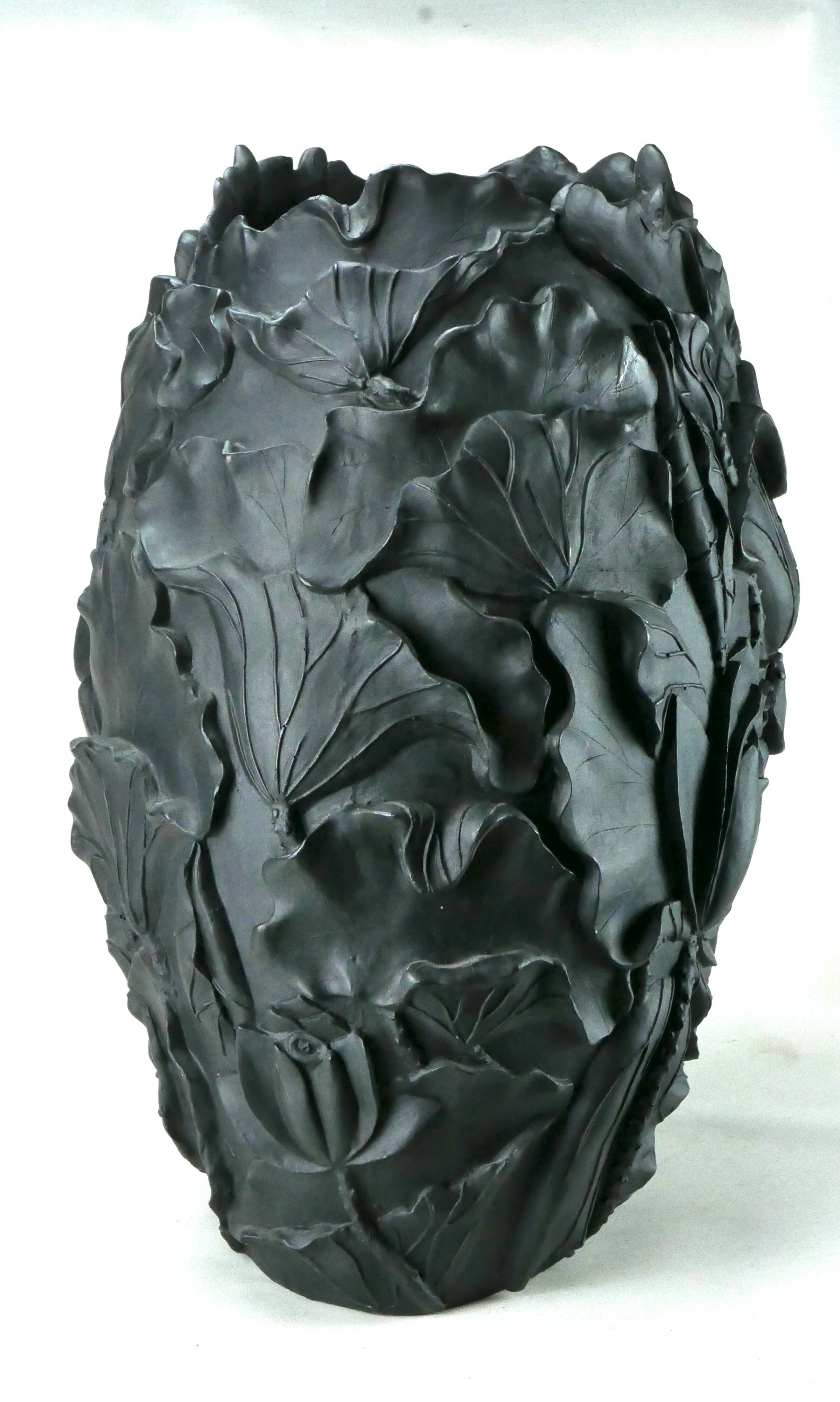 Black resin vase Lotus publisher VGnewtrend