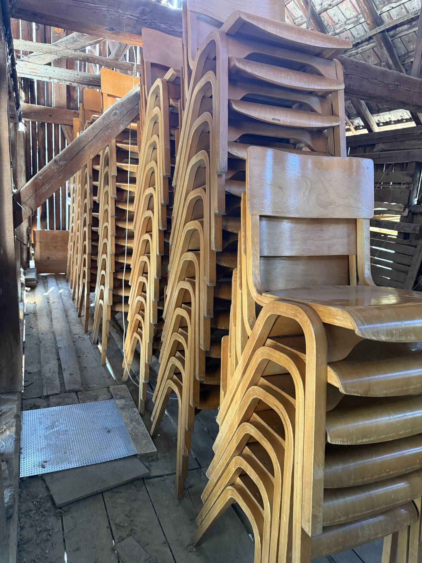 Lot de 50 chaises bistrot empilables vintage 