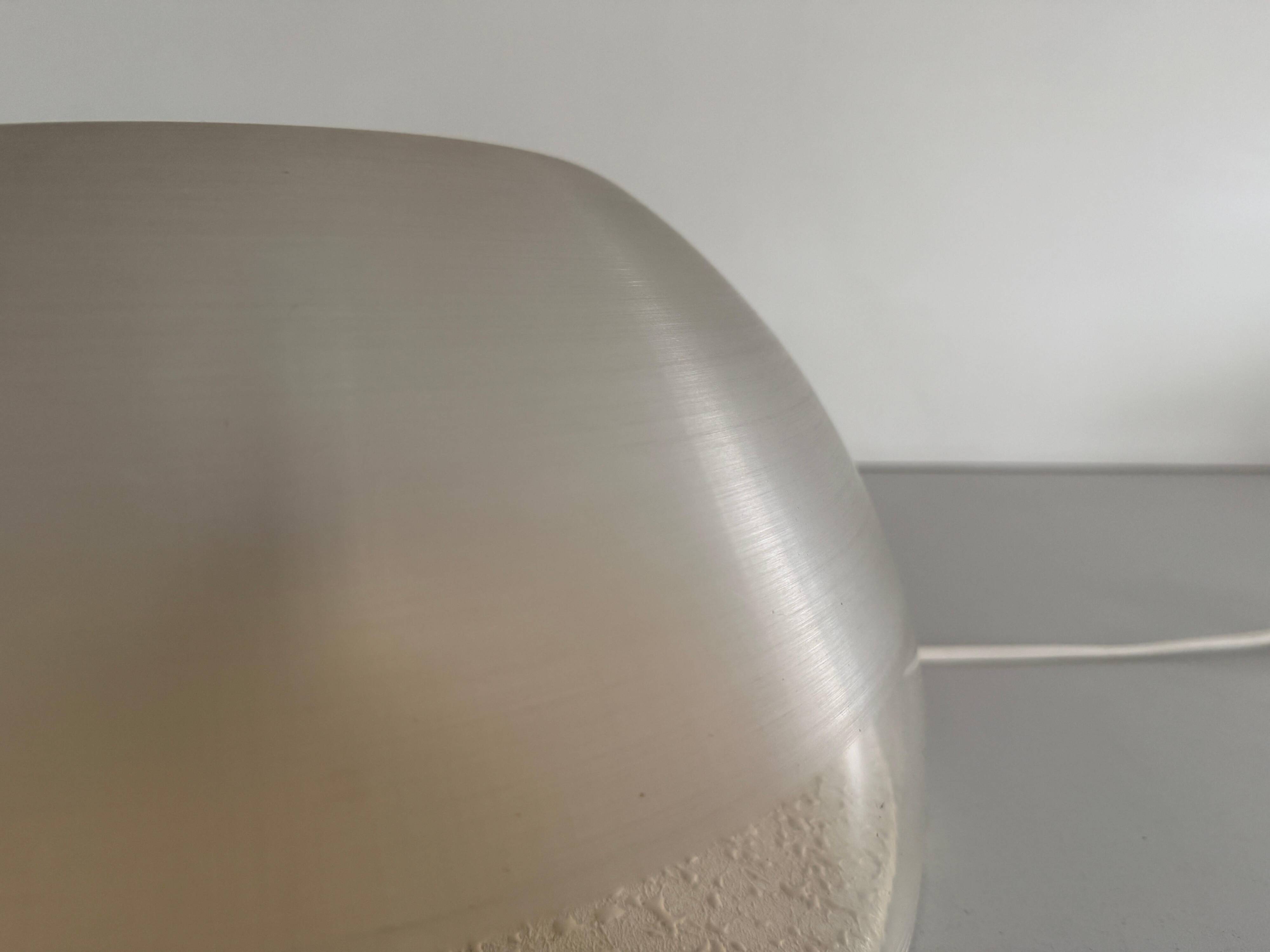 Lampe de table en métal semi-transparent et plexiglas par Harvey Guzzini, années 1960, Italie