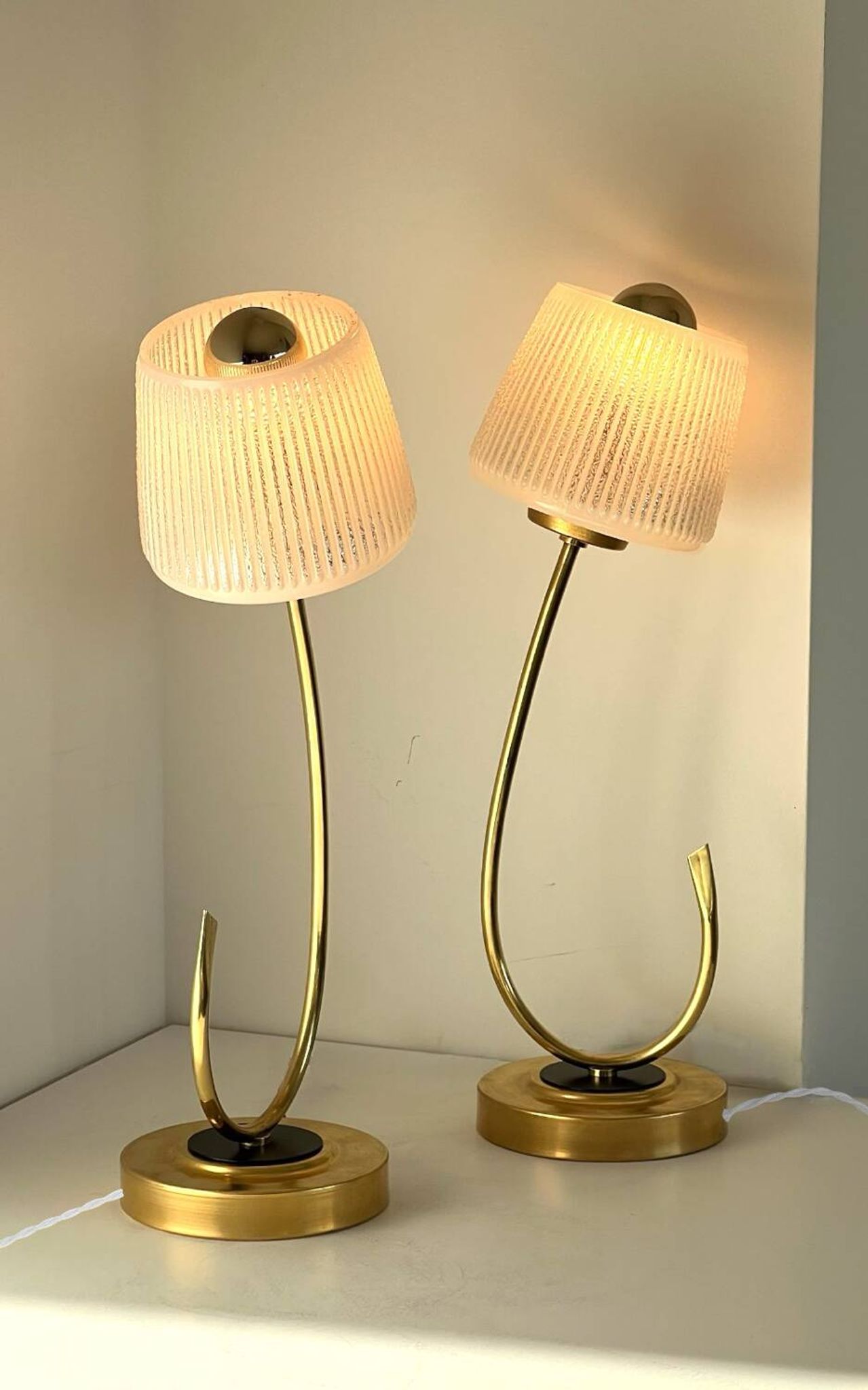 Pair of Art Deco lamps in brass and etched glass