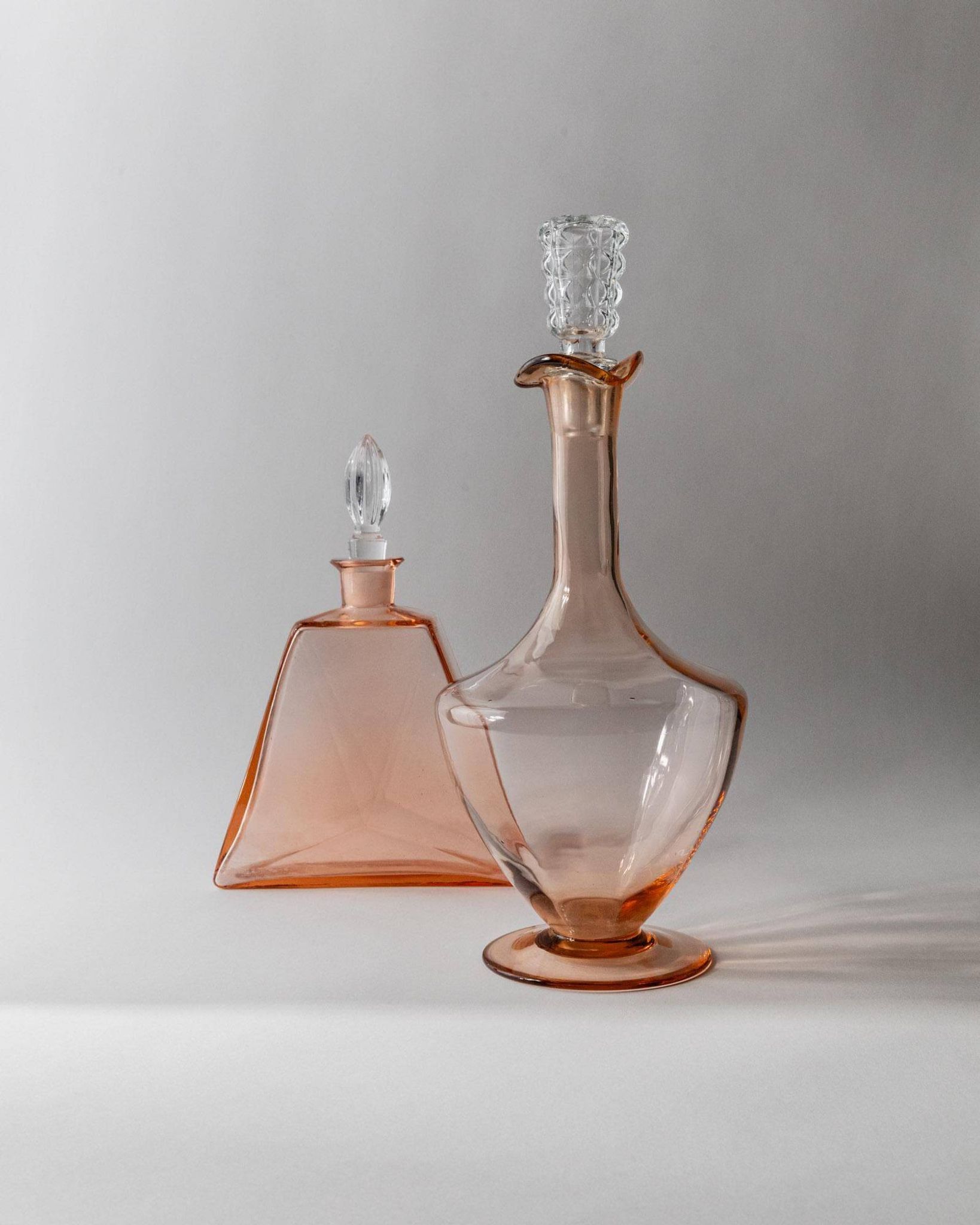 Set of 2 vintage Murano glass carafes from the 1940s, Rosalin glass with stoppers.