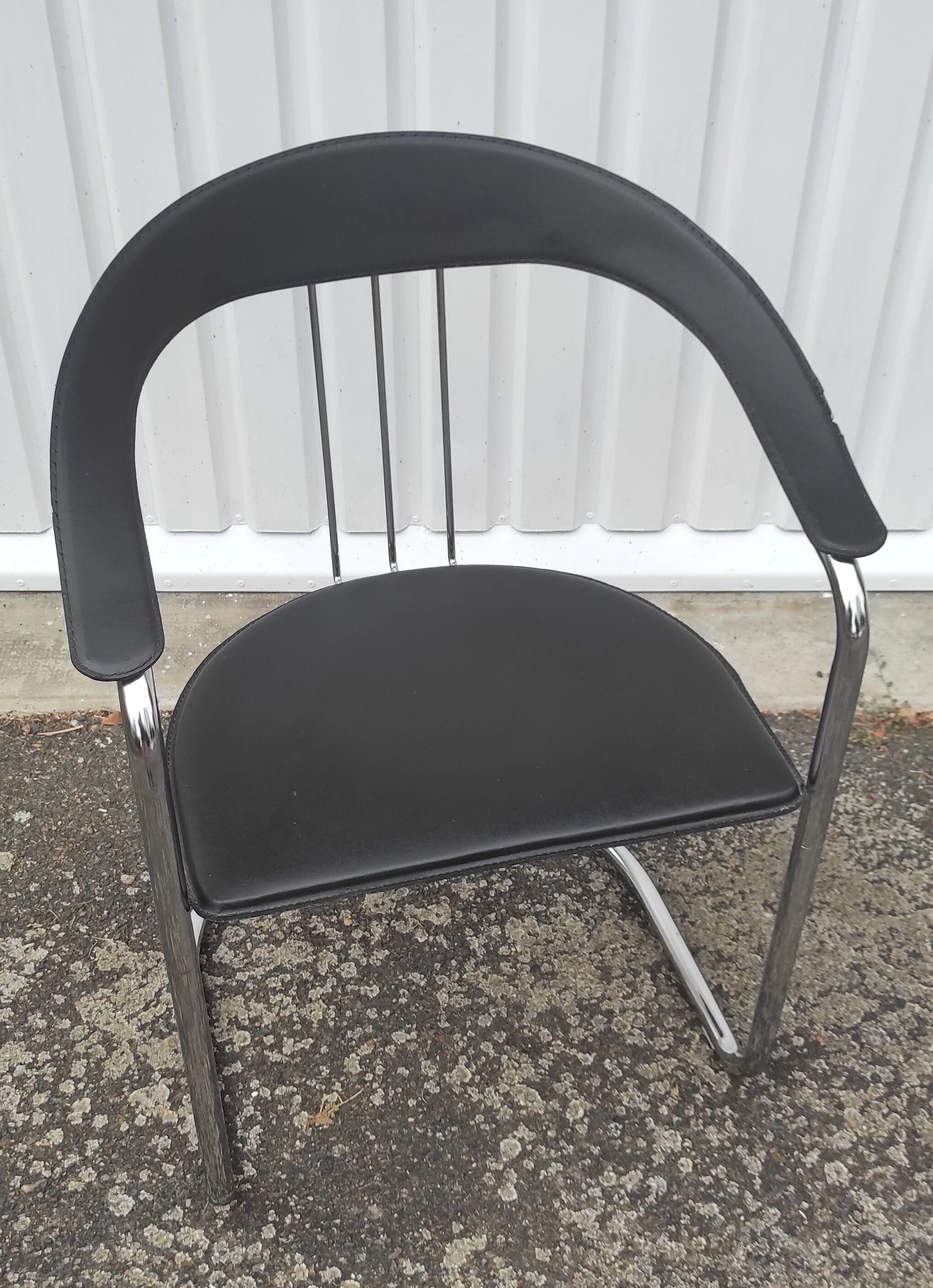 Chrome metal chair and Bauhaus style leather – 70s/80s