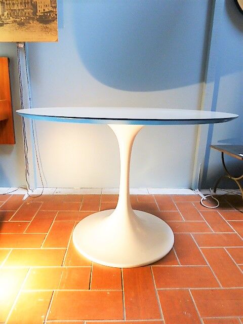 White tulip-footed round table, 1970s