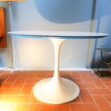 White tulip-footed round table, 1970s