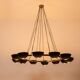 Lustre à 12 lumières en laiton patiné et métal laqué noir. Contemporain