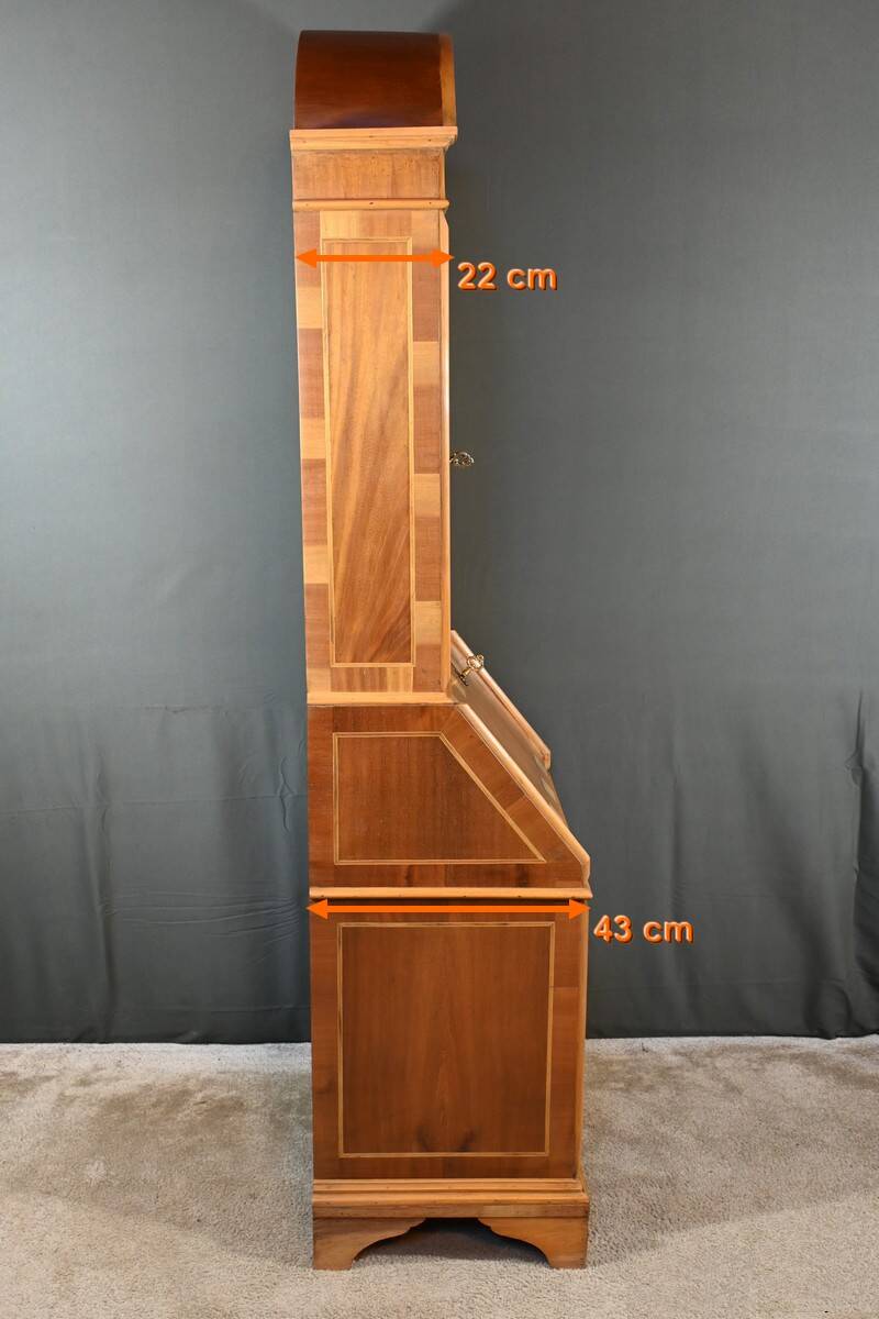 Scriban Showcase in Blond Mahogany, England – 1960