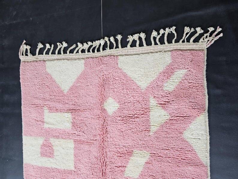 Beni Mrirt rug, handmade in traditional style, size 140 x 260 cm.