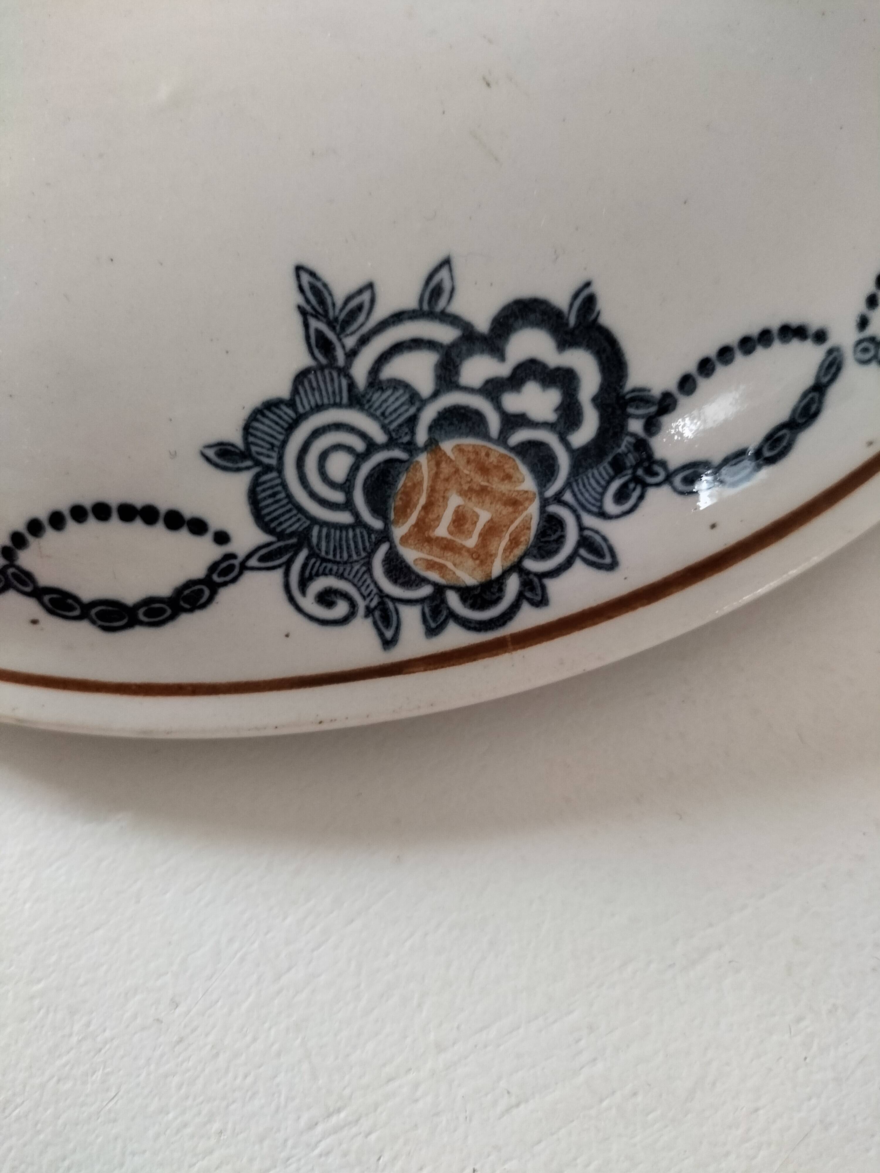 Antique Saint-Amandinoise tureen, blue and ochre decoration 6523, 1900-1920