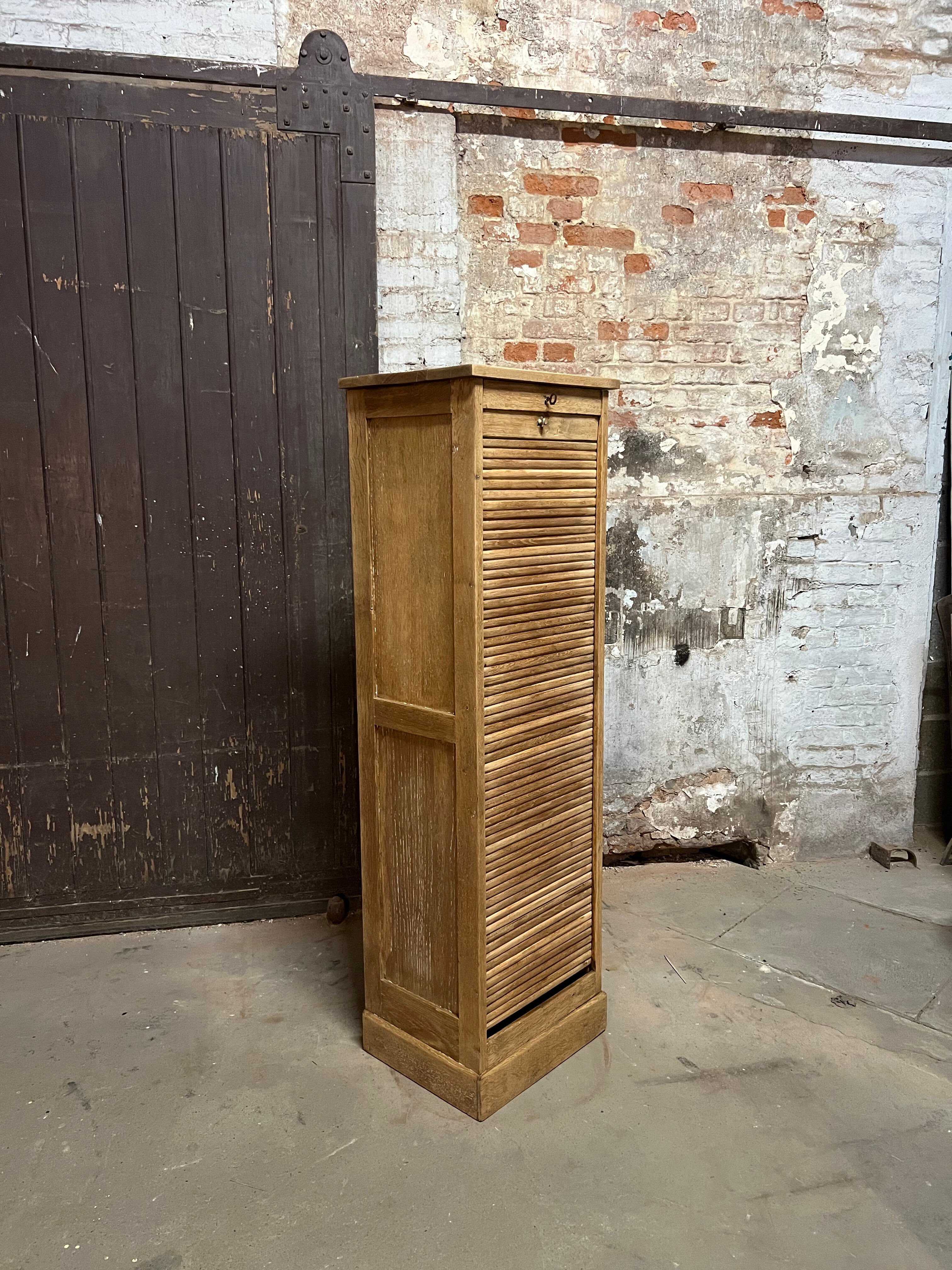 Curtain filing cabinet, one column