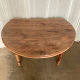 Round dining table