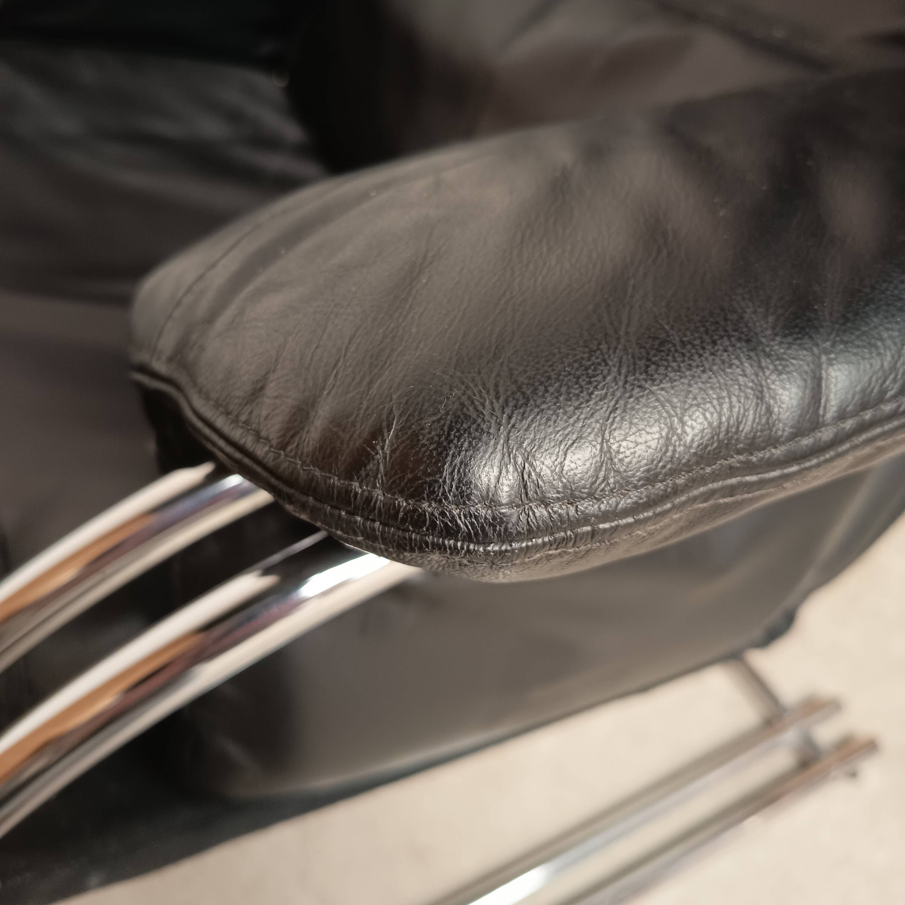 Black leather armchair, Italy 1970